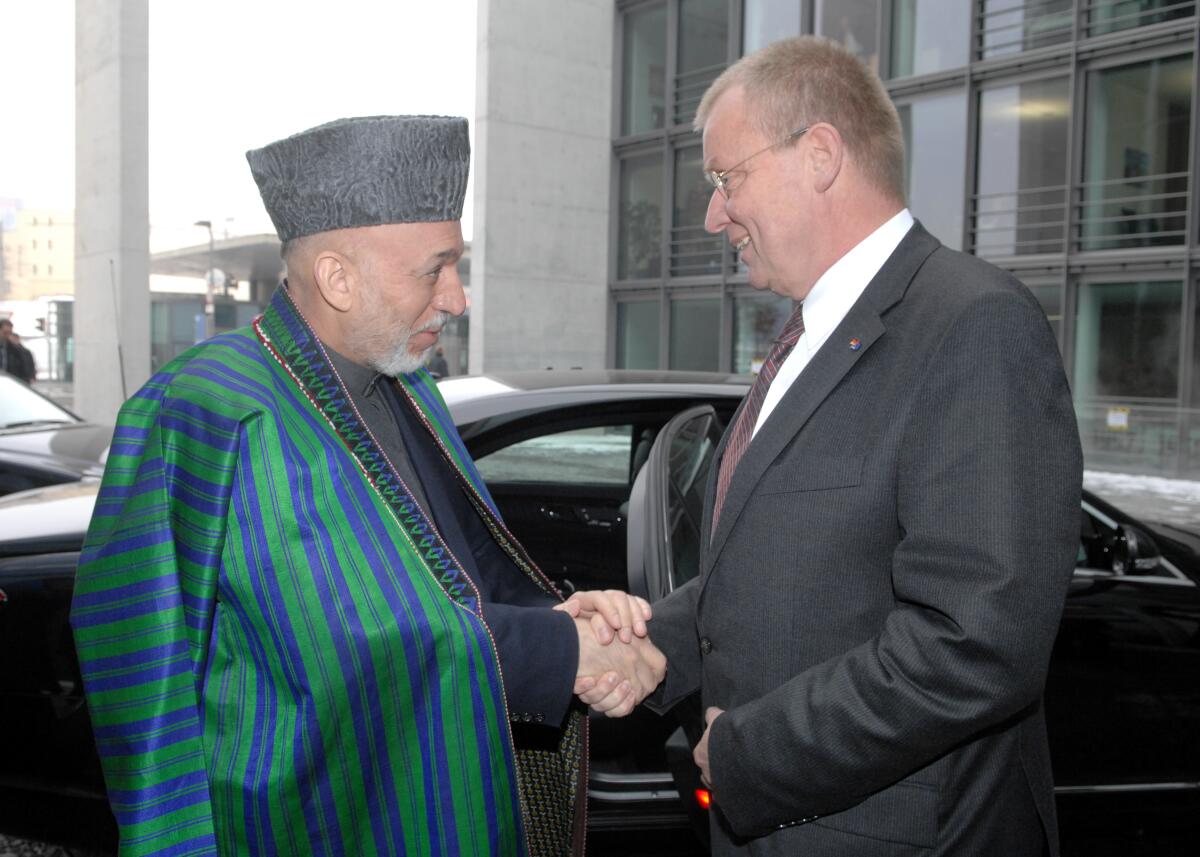 Ruprecht Polenz, (re), CDU/CSU, Vorsitzender des Auswärtigen Ausschusses des Deutschen Bundestag, empfängt den Präsidenten der Islamischen Republik Afghanistan, Hamid Karzai, (li), zu einem Gespräch. Hier beim Empfang vor dem Marie-Elisabeth-Lüders-Haus. Polenz, Ruprecht; Karsai, Hamid Ruprecht Polenz, (re), CDU/CSU, Vorsitzender des Auswärtigen Ausschusses des Deutschen Bundestag, empfängt den Präsidenten der Islamischen Republik Afghanistan, Hamid Karzai, (li), zu einem Gespräch. Hier beim Empfang vor dem Marie-Elisabeth-Lüders-Haus.