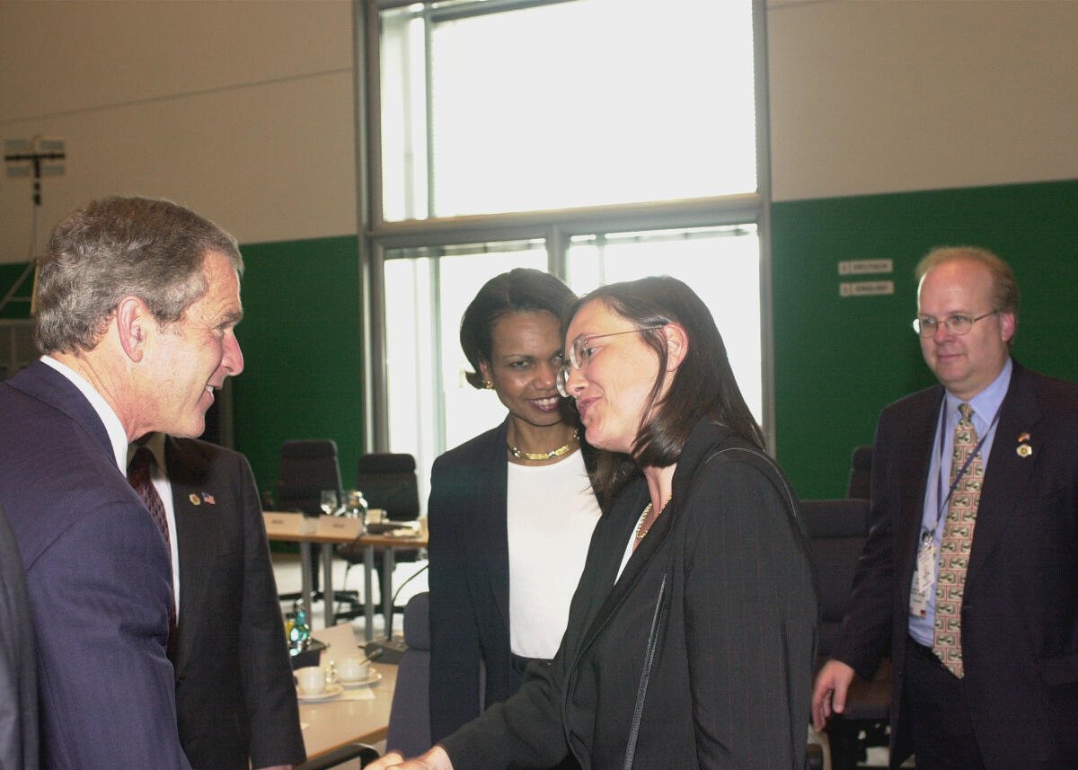 Bush, George W.; Müller, Kerstin; Rice, Condoleeza US-Präsident George W. Bush,  amerikanischer Präsident, (links), und Kerstin Müller, Bündnis 90/Die Grünen, Fraktionsvorsitzende, (2.v.r.),  US-Sicherheitsberaterin Condoleeza Ricebei, (2.v.l.),  während eines Treffens anlässlich des Arbeitsbesuchs des amerikanischen Präsidenten im Deutschen Bundestag.
