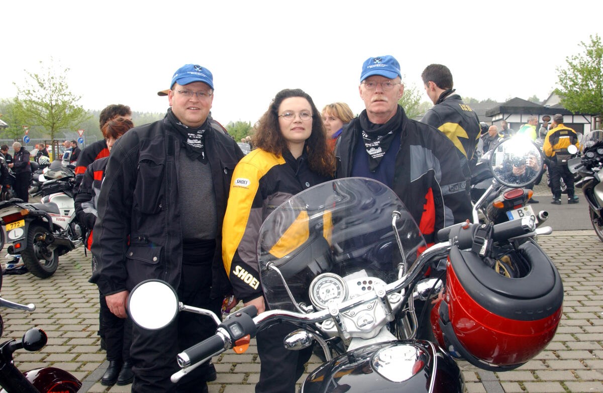 Struck, Peter; Nahles, Andrea; Schönfeld, Karsten 3. Internationale Freundschaftsfahrt der Sportgemeinschaft Abteilung Motorrad des Deutschen Bundestages. Unter dem Motto "Euro Tour" ging es von Berlin über Kassel, Koblenz, Luxembourg nach Brüssel. 182 teilnehmende Motorradfahrer und über 40 Begleiter waren vier Tage vom 09.05.02 bis zum 12.05.02 unterwegs. Hier am Nürburgring, (v.l.) Karsten Schönfeld, Andrea Nahles, Peter Struck, alle MdB, SPD.; Nürburgring