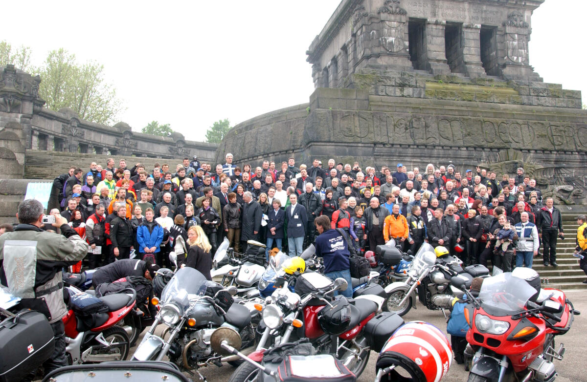  3. Internationale Freundschaftsfahrt der Sportgemeinschaft Abteilung Motorrad des Deutschen Bundestages. Unter dem Motto "Euro Tour" ging es von Berlin über Kassel, Koblenz, Luxembourg nach Brüssel. 182 teilnehmende Motorradfahrer und über 40 Begleiter waren vier Tage vom 09.05.02 bis zum 12.05.02 unterwegs. Hier am Deutschen Eck.; Motorrad, Sport