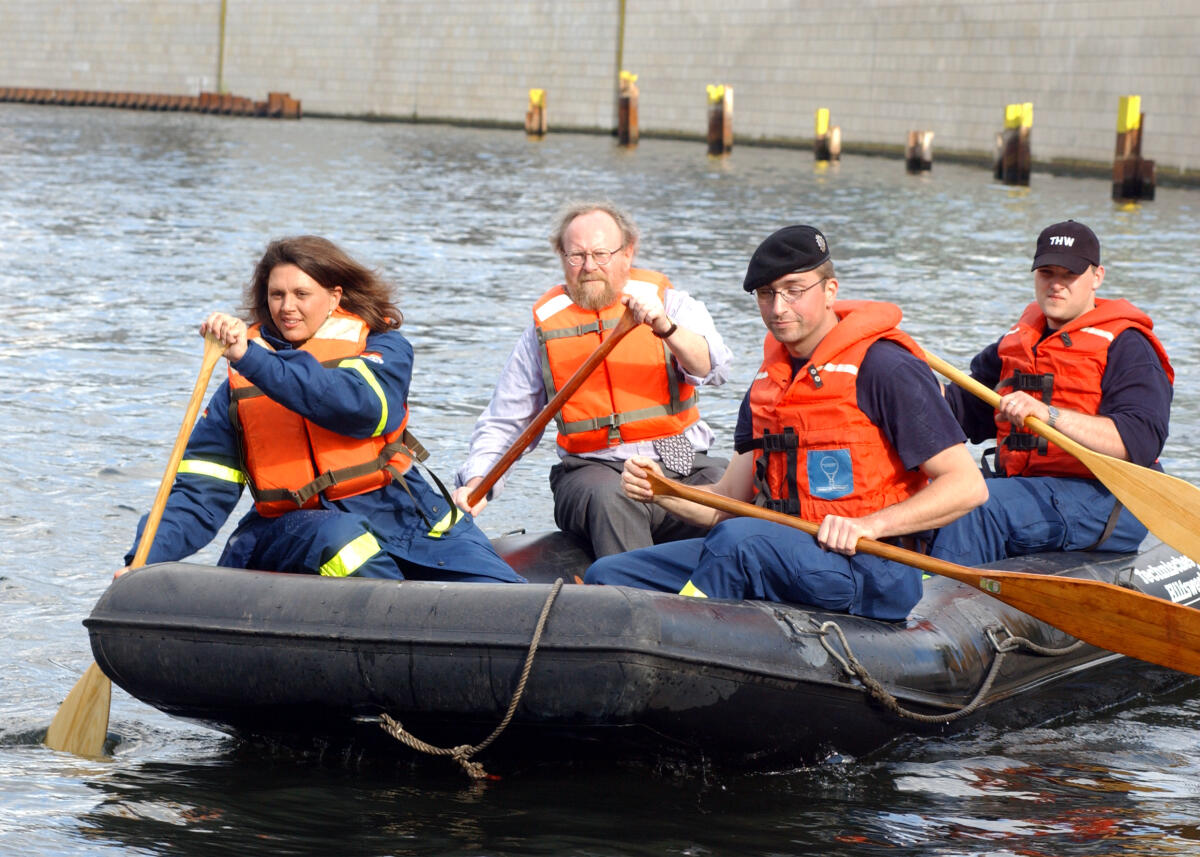 Thierse, Wolfgang; Aigner, Ilse Bundestagspräsident Wolfgang Thierse, SPD, (2.v.l.), gibt Startschuss für "MdB und THW-Helfen im Team", am Reichstagsgebäude, hier im Rettungsboot mit Ilse Aigner, CDU/CSU, MdB, (links).; Technisches Hilfswerk, Boot, Spree, Fluss, Wasser, padeln, Padelboot, Schwimmweste