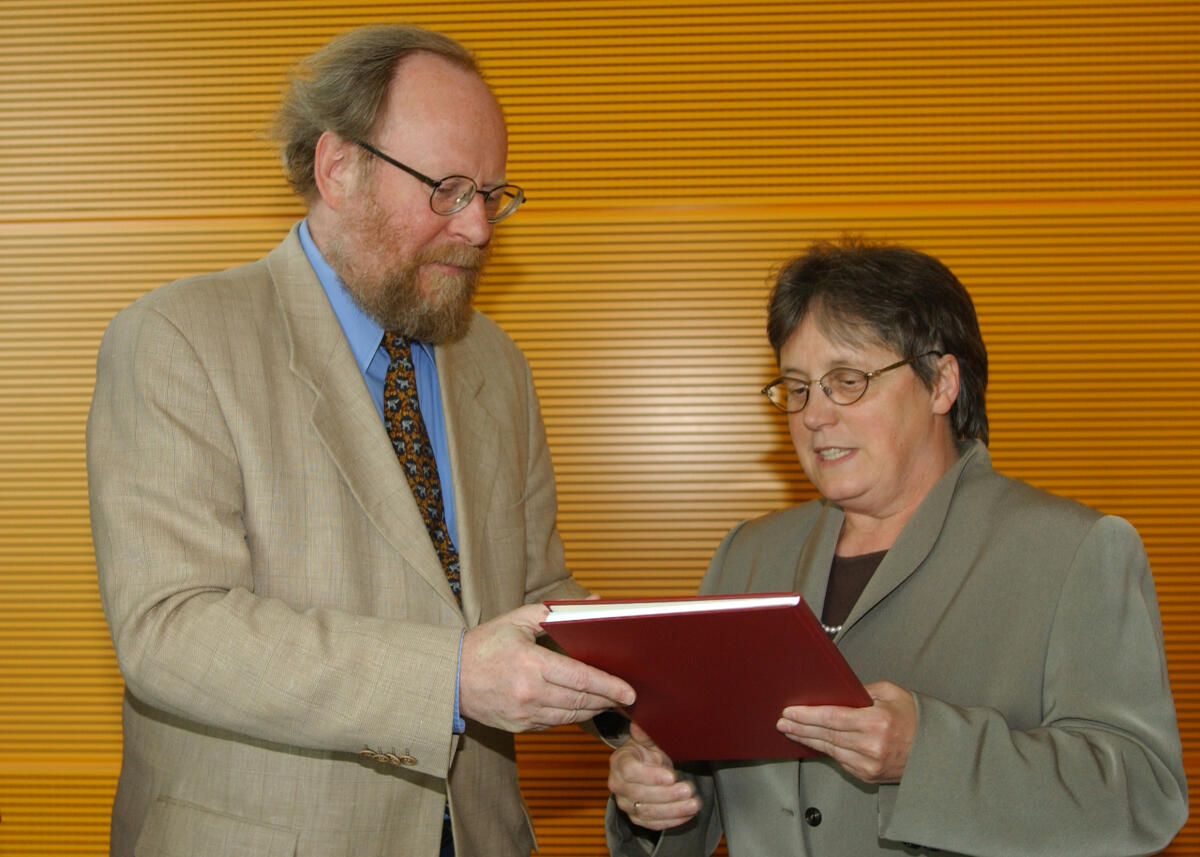 Thierse, Wolfgang; Lüth, Heidemarie Wolfgang Thierse, SPD, Bundestagspräsident, bekommt den Schlussbericht 2001 des Petitionsausschusses durch die Vorsitzende, Heidemarie Lüth, PDS, überreicht.