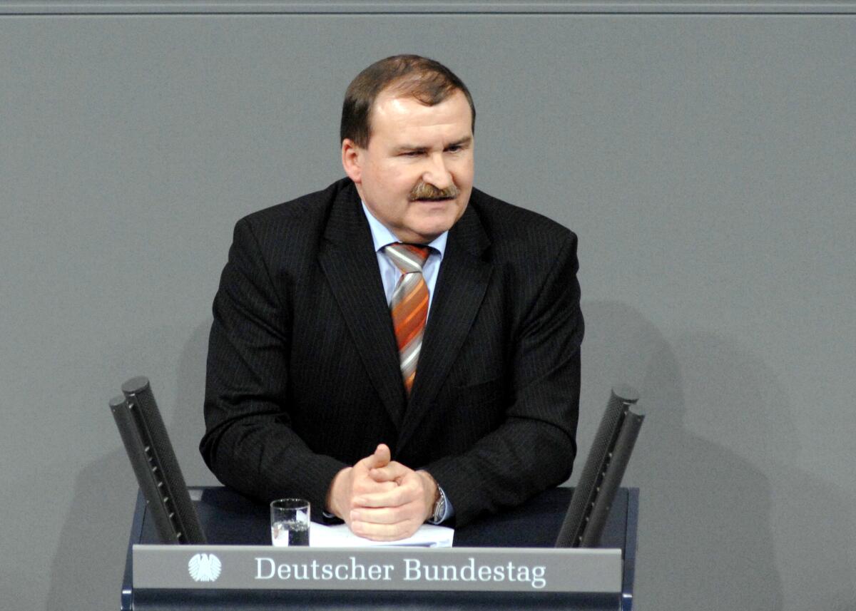 Max Straubinger, CDU/CSU, Bundestagsabgeordneter, Abgeordneter, Mitglied des Deutschen Bundestages, MdB, Rede, Deutscher Bundestag, 19. Sitzung, TOP 12, Thema: Rentenanwartschaften von Langzeitarbeitslosen.; Rednerpult. Straubinger, Max Max Straubinger, CDU/CSU, Bundestagsabgeordneter, Abgeordneter, Mitglied des Deutschen Bundestages, MdB, Rede, Deutscher Bundestag, 19. Sitzung, TOP 12, Thema: Rentenanwartschaften von Langzeitarbeitslosen.; Rednerpult.