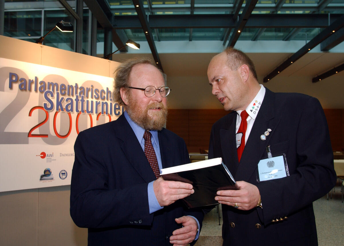Thierse, Wolfgang Bundestagspräsident Wolfgang Thierse, SPD, (links), begrüßt die Teilnehmer des 1. Parlamentarier-Skattunier.; Skat