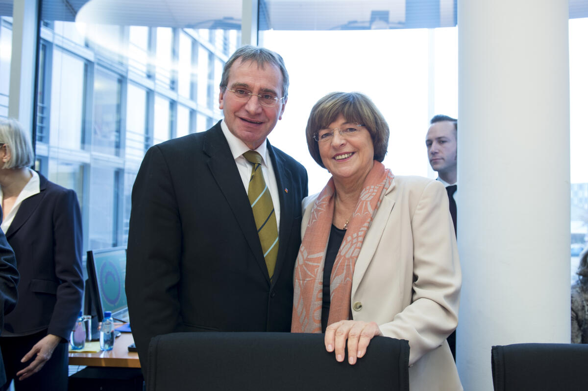 Vorsitzender des Ausschusses für Familie, Senioren, Frauen und Jugend, Paul Lehrieder CDU/CSU, MdB, und Vizepräsidentin des Deutschen Bundestages Ulla Schmidt, SPD, MdB, bei der Konstituierenden Sitzungdes Ausschusses für Familie, Senioren, Frauen und Jugend.; Ausschuss, Familienausschuss, Konstituierung Schmidt, Ulla; Lehrieder, Paul Vorsitzender des Ausschusses für Familie, Senioren, Frauen und Jugend, Paul Lehrieder CDU/CSU, MdB, und Vizepräsidentin des Deutschen Bundestages Ulla Schmidt, SPD, MdB, bei der Konstituierenden Sitzungdes Ausschusses für Familie, Senioren, Frauen und Jugend.; Ausschuss, Familienausschuss, Konstituierung
