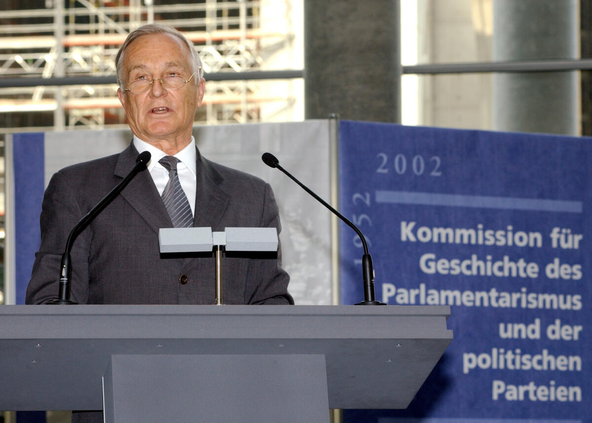 Gall, Lothar Professor Lothar Gall während seiner Rede auf der Festveranstaltung zum 50jährigen Bestehen der Komission für Geschichte des Parlamentarismus und der politischen Parteien, im Hintergrund der Rohbau des Marie-Elisabeth-Lüders-Haus.