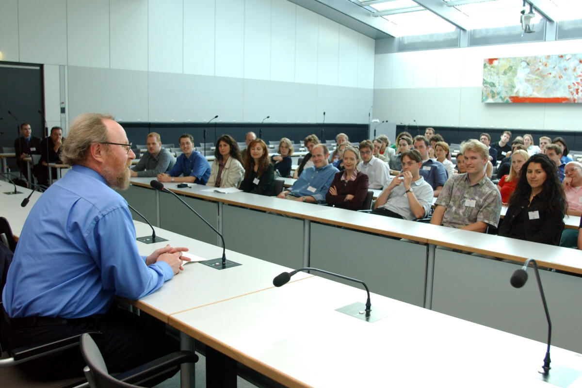 Thierse, Wolfgang Bundestagspräsident Wolfgang Thierse, SPD, links, begrüsst Mitglieder der Sommeruniversität.; Begrüßung