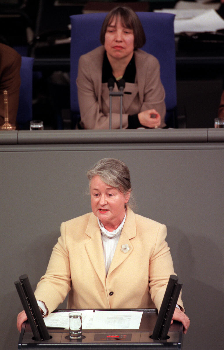 Renate Blank, CDU/CSU, MdB, Rede im Deutschen Bundestag.; Vorsitz: Bundestagsvizepräsidentin Dr. Antje Vollmer, Bündnis 90/Die Grünen.; Bundestagsabgeordnete, Abgeordnete, Vizepräsidentin, Plenum, Rednerpult Blank, Renate; Vollmer, Antje Renate Blank, CDU/CSU, MdB, Rede im Deutschen Bundestag.; Vorsitz: Bundestagsvizepräsidentin Dr. Antje Vollmer, Bündnis 90/Die Grünen.; Bundestagsabgeordnete, Abgeordnete, Vizepräsidentin, Plenum, Rednerpult