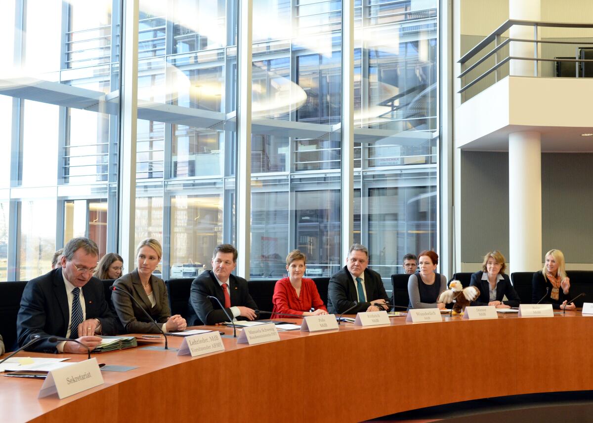 Paul Lehrieder, (li), CDU/CSU, Vorsitzender des Ausschusses des Deutschen Bundestages für Familie, Senioren, Frauen und Jugend, konstituiert in Anwesenheit der Bundesministerin des gleichnamigen Bundesministeriums, Manuela Schwesig, (2.v.li), SPD, die Kommission des Bundestages zur Wahnehmung der Belange von Kindern (Kinderkommission, KiKo). Den Vorsitz übernimmt Eckhard Pols, (3.v.li), CDU/CSU. Weitere Mitglieder der Kommission sind die Bundestagsabgeordneten (beginnend 4. v.li): Susann Rüthrich, SPD, Jörn Wunderlich, DIE LINKE, Katja Dörner, Bündnis 90/Die Grünen, Ulrike Bahr, SPD, Dr. Silke Launert, CDU/CSU.; Übersicht. Schwesig, Manuela; Pols, Eckhard; Lehrieder, Paul; Rüthrich, Susann; Wunderlich, Jörn; Dörner, Katja; Bahr, Ulrike; Launert, Silke Paul Lehrieder, (li), CDU/CSU, Vorsitzender des Ausschusses des Deutschen Bundestages für Familie, Senioren, Frauen und Jugend, konstituiert in Anwesenheit der Bundesministerin des gleichnamigen Bundesministeriums, Manuela Schwesig, (2.v.li), SPD, die Kommission des Bundestages zur Wahnehmung der Belange von Kindern (Kinderkommission, KiKo). Den Vorsitz übernimmt Eckhard Pols, (3.v.li), CDU/CSU. Weitere Mitglieder der Kommission sind die Bundestagsabgeordneten (beginnend 4. v.li): Susann Rüthrich, SPD, Jörn Wunderlich, DIE LINKE, Katja Dörner, Bündnis 90/Die Grünen, Ulrike Bahr, SPD, Dr. Silke Launert, CDU/CSU.; Übersicht.