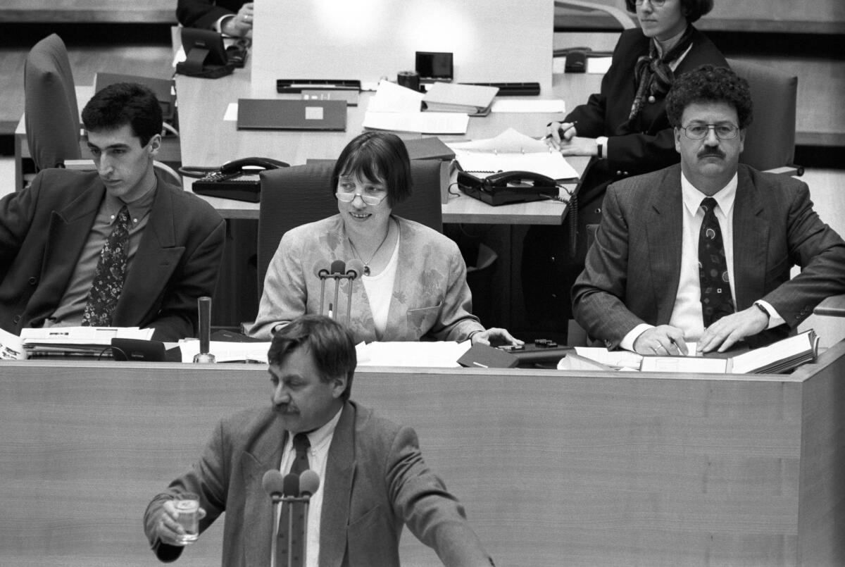 Vollmer, Antje; Özdemir, Cem; Fuchtel, Hans-Joachim Bundestagsvizepräsidentin Dr. Antje Vollmer, Bündnis 90/Die Grünen, MdB, übernimmt den Vorsitz in der 35. Plenarsitzung der 13. Wahlperiode. Schriftführer: Hans-Jochim Fuchtel, CDU/CSU, MdB (rechts) und Cem Özdemir, Bündnis 90/Die Grünen, MdB (links).; Bundestagsabgeordnete, Abgeordnete, Präsidium