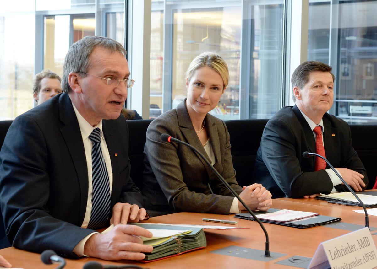 Paul Lehrieder, (li), CDU/CSU, Vorsitzender des Ausschusses des Deutschen Bundestages für Familie, Senioren, Frauen und Jugend, konstituiert in Anwesenheit der Bundesministerin des gleichnamigen Bundesministeriums, Manuela Schwesig, (mitte), SPD, die Kommission des Bundestages zur Wahnehmung der Belange von Kindern (Kinderkommission, KiKo). Den Vorsitz übernimmt Eckhard Pols, (re), CDU/CSU. Weitere Mitglieder der Kommission sind die Bundestagsabgeordneten: Susann Rüthrich, SPD, Jörn Wunderlich, DIE LINKE, Katja Dörner, Bündnis 90/Die Grünen, Ulrike Bahr, SPD, Dr. Silke Launert, CDU/CSU. Schwesig, Manuela; Pols, Eckhard; Lehrieder, Paul Paul Lehrieder, (li), CDU/CSU, Vorsitzender des Ausschusses des Deutschen Bundestages für Familie, Senioren, Frauen und Jugend, konstituiert in Anwesenheit der Bundesministerin des gleichnamigen Bundesministeriums, Manuela Schwesig, (mitte), SPD, die Kommission des Bundestages zur Wahnehmung der Belange von Kindern (Kinderkommission, KiKo). Den Vorsitz übernimmt Eckhard Pols, (re), CDU/CSU. Weitere Mitglieder der Kommission sind die Bundestagsabgeordneten: Susann Rüthrich, SPD, Jörn Wunderlich, DIE LINKE, Katja Dörner, Bündnis 90/Die Grünen, Ulrike Bahr, SPD, Dr. Silke Launert, CDU/CSU.