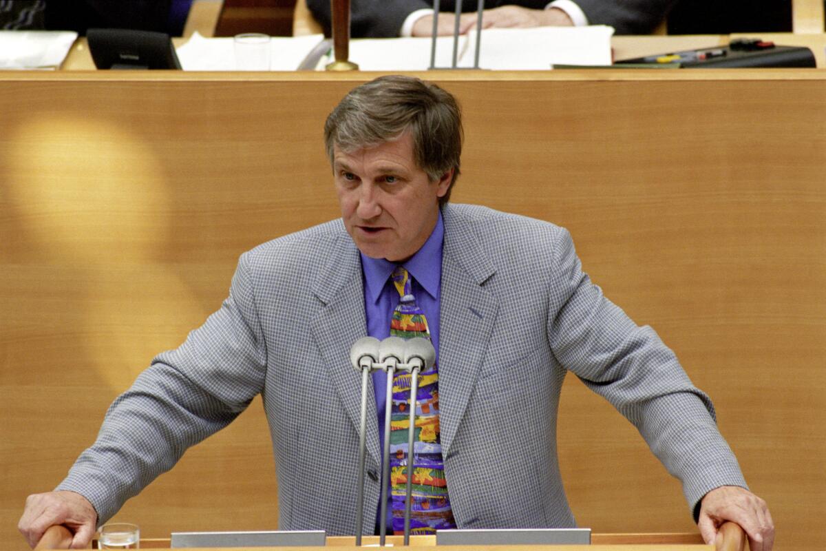 Ostertag, Adolf Adolf Ostertag, SPD, MdB, hält eine Rede im Deutschen Bundestag.; Bundestagsabgeordneter, Abgeordneter, Rednerpult