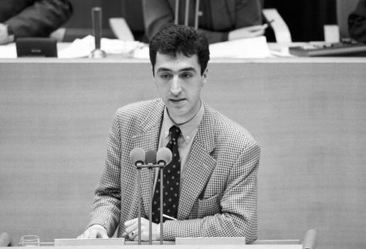 Özdemir, Cem Liegenschaften in Bonn, Plenargebäude