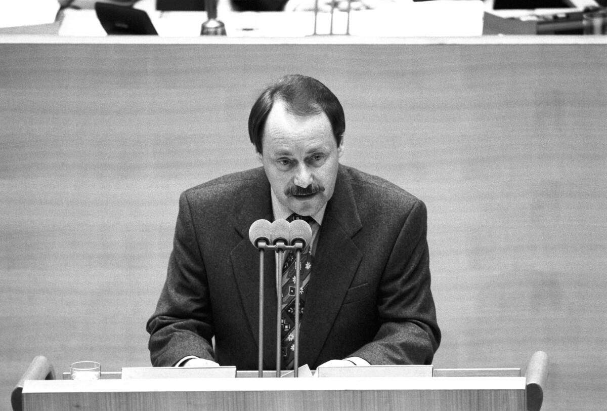 Günter Oesinghaus, SPD, MdB, hält eine Rede im Deutschen Bundestag.; Bundestagsabgeordneter, Abgeordneter, Rednerpult Oesinghaus, Günter Günter Oesinghaus, SPD, MdB, hält eine Rede im Deutschen Bundestag.; Bundestagsabgeordneter, Abgeordneter, Rednerpult