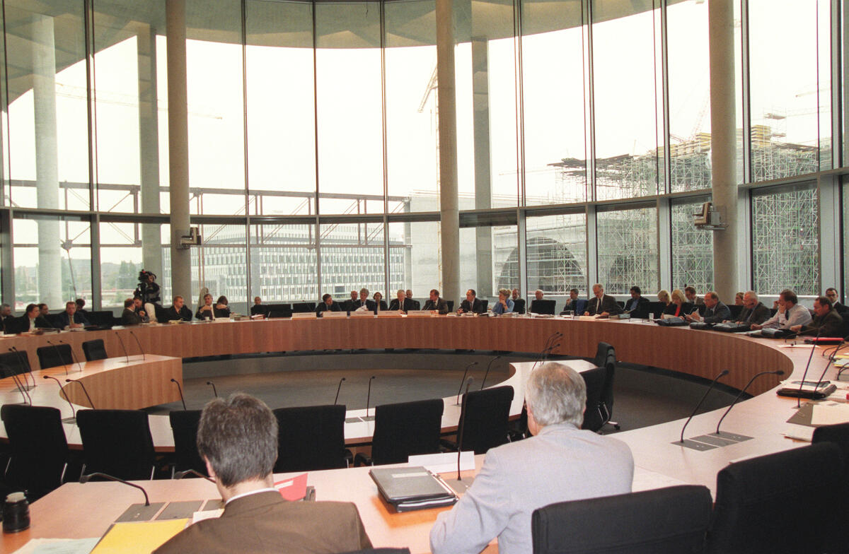 Konstituierende Sitzung des Europaausschuss, Vorsitzender Dr. Friedbert Pflüger, CDU/CSU.; Blick Richtung Gebäude Bundespressekonferenz, Bildmitte links, Rohbau Marie-Elisabeth-Lüders-Haus, rechts, Europasaal. Pflüger, Friedbert Konstituierende Sitzung des Europaausschuss, Vorsitzender Dr. Friedbert Pflüger, CDU/CSU.; Blick Richtung Gebäude Bundespressekonferenz, Bildmitte links, Rohbau Marie-Elisabeth-Lüders-Haus, rechts, Europasaal.