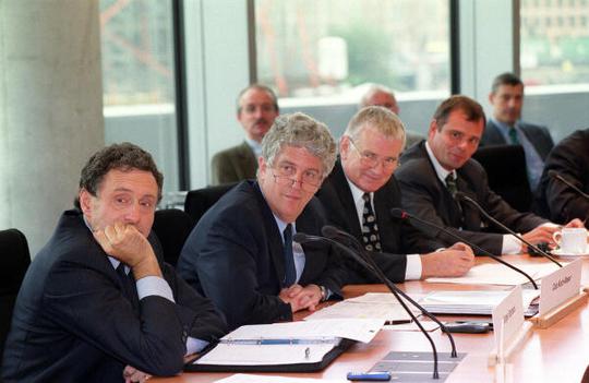 Pflüger, Friedbert; Schily, Otto; Koch-Weser, Caio; Storbek, Jürgen Paul-Löbe-Haus, Sitzungssaal