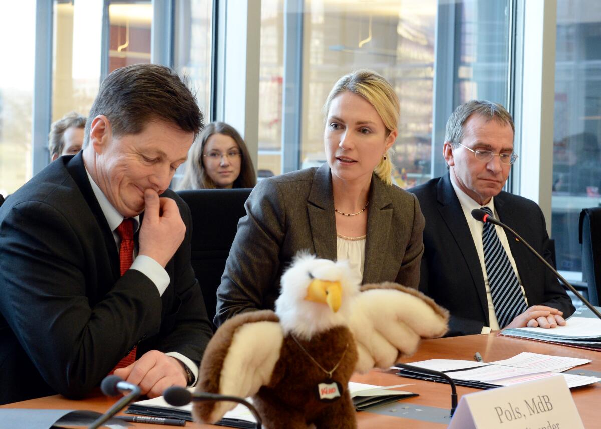 Paul Lehrieder, (re), CDU/CSU, Vorsitzender des Ausschusses des Deutschen Bundestages für Familie, Senioren, Frauen und Jugend, konstituiert in Anwesenheit der Bundesministerin des gleichnamigen Bundesministeriums, Manuela Schwesig, (mitte), SPD, die Kommission des Bundestages zur Wahnehmung der Belange von Kindern (Kinderkommission, KiKo). Den Vorsitz übernimmt Eckhard Pols, (li), CDU/CSU. Weitere Mitglieder der Kommission sind die Bundestagsabgeordneten: Susann Rüthrich, SPD, Jörn Wunderlich, DIE LINKE, Katja Dörner, Bündnis 90/Die Grünen, Ulrike Bahr, SPD, Dr. Silke Launert, CDU/CSU. Schwesig, Manuela; Pols, Eckhard; Lehrieder, Paul Paul Lehrieder, (re), CDU/CSU, Vorsitzender des Ausschusses des Deutschen Bundestages für Familie, Senioren, Frauen und Jugend, konstituiert in Anwesenheit der Bundesministerin des gleichnamigen Bundesministeriums, Manuela Schwesig, (mitte), SPD, die Kommission des Bundestages zur Wahnehmung der Belange von Kindern (Kinderkommission, KiKo). Den Vorsitz übernimmt Eckhard Pols, (li), CDU/CSU. Weitere Mitglieder der Kommission sind die Bundestagsabgeordneten: Susann Rüthrich, SPD, Jörn Wunderlich, DIE LINKE, Katja Dörner, Bündnis 90/Die Grünen, Ulrike Bahr, SPD, Dr. Silke Launert, CDU/CSU.