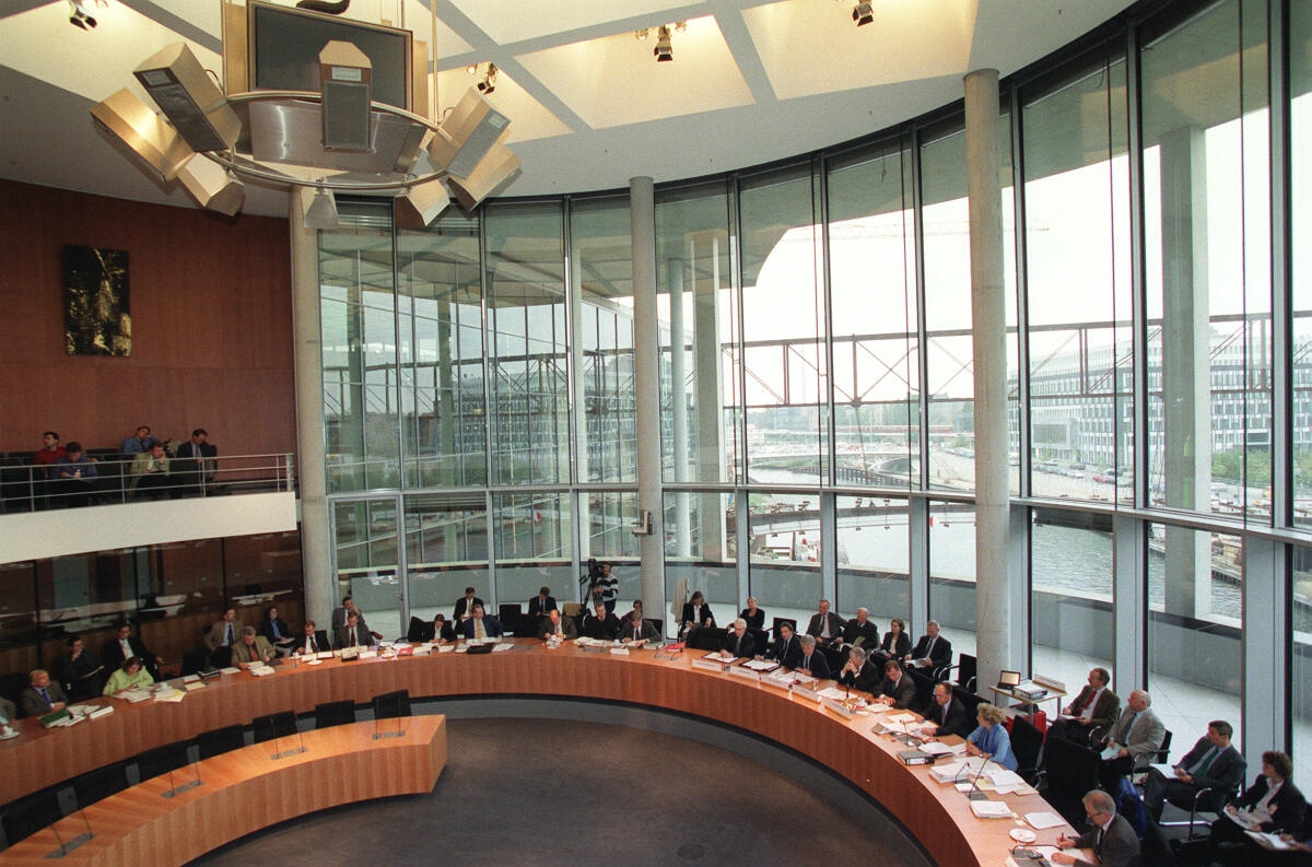 Konstituierende Sitzung des Europaausschuss.; Vorsitzender: Dr. Friedbert Pflüger, CDU/CSU.; Blick von der Besuchertribüne über Spree Richtung Gebäude Bundespressekonferenz. Pflüger, Friedbert Konstituierende Sitzung des Europaausschuss.; Vorsitzender: Dr. Friedbert Pflüger, CDU/CSU.; Blick von der Besuchertribüne über Spree Richtung Gebäude Bundespressekonferenz.