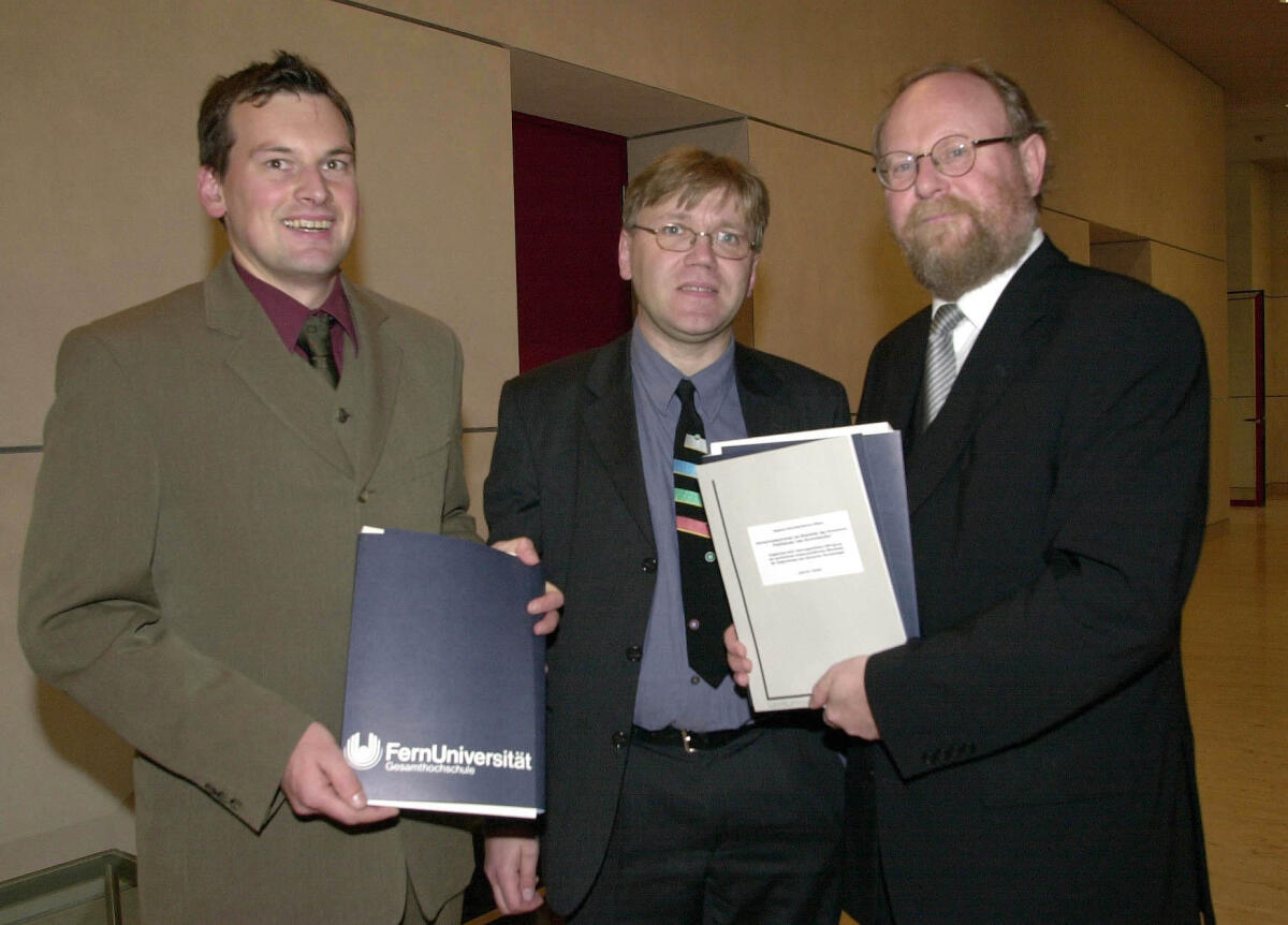 Helmut Ehlers, (links), und Dr. Stephan Bröchler, (Mitte), von der FernUniversität Hagen überreichen Bundestagspräsident Wolfgang Thierse, SPD, (rechts), eine Studie über wissenschaftliche Mitarbeiter von Bundestagsabgeordneten.; Studie, Übergabe Ehlers, Helmut; Bröchler, Stephan; Thierse, Wolfgang Helmut Ehlers, (links), und Dr. Stephan Bröchler, (Mitte), von der FernUniversität Hagen überreichen Bundestagspräsident Wolfgang Thierse, SPD, (rechts), eine Studie über wissenschaftliche Mitarbeiter von Bundestagsabgeordneten.; Studie, Übergabe
