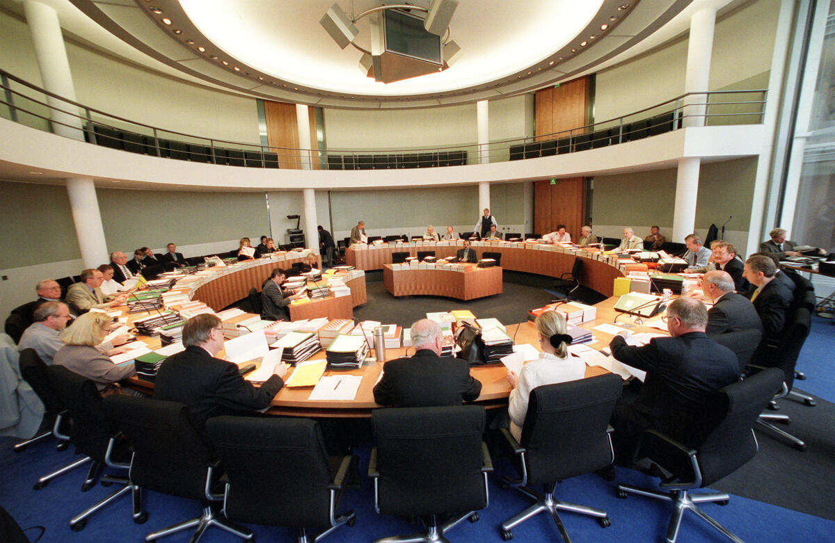 Konstituierende Sitzung des Haushaltsausschuss.; Vorsitzender: Adolf Roth, CDU/CSU, MdB. Roth, Adolf Konstituierende Sitzung des Haushaltsausschuss.; Vorsitzender: Adolf Roth, CDU/CSU, MdB.