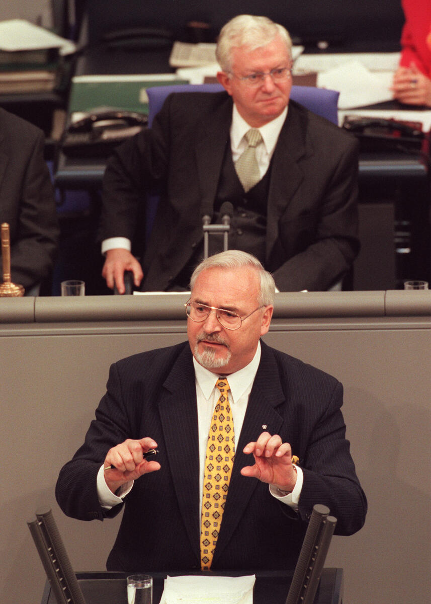 Zöller, Wolfgang; Seiters, Rudolf Wolfgang  Zöller, CDU/CSU, MdB, Rede im Deutschen Bundestag.; Vorsitz: Bundestagsvizepräsident  Dr. h.c. Rudolf Seiters, CDU/CSU.; Bundestagsabgeordneter, Abgeordneter, Vizepräsident,  Plenum, Rednerpult