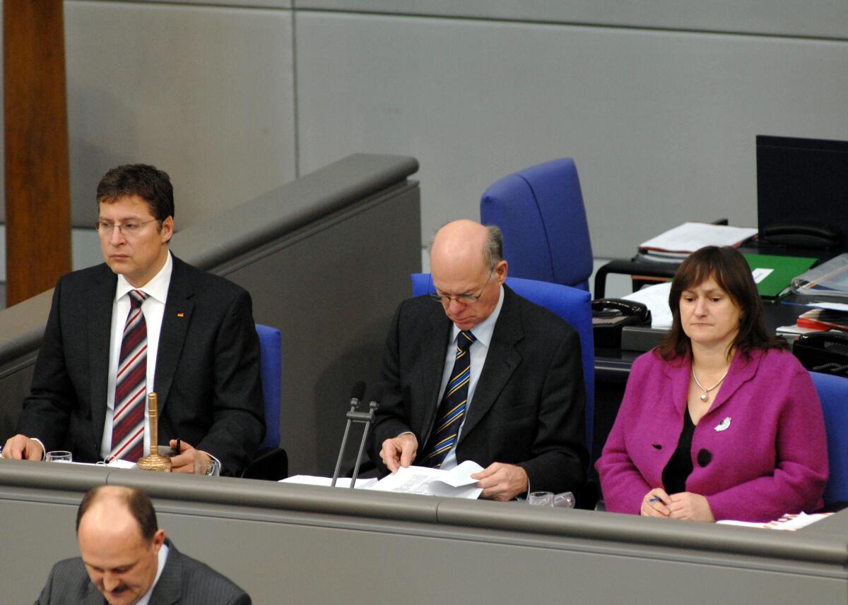 Schriftführer: Marianne Schieder, SPD, MdB, Mitglied Deutscher Bundestag, Jens Koeppen, CDU/CSU, (li), MdB, Mitglied Deutscher Bundestag, Vorsitz: Bundestagspräsident Prof. Dr. Norbert Lammert, CDU/CSU. Schieder, Marianne; Koeppen, Jens; Lammert, Norbert Schriftführer: Marianne Schieder, SPD, MdB, Mitglied Deutscher Bundestag, Jens Koeppen, CDU/CSU, (li), MdB, Mitglied Deutscher Bundestag, Vorsitz: Bundestagspräsident Prof. Dr. Norbert Lammert, CDU/CSU.