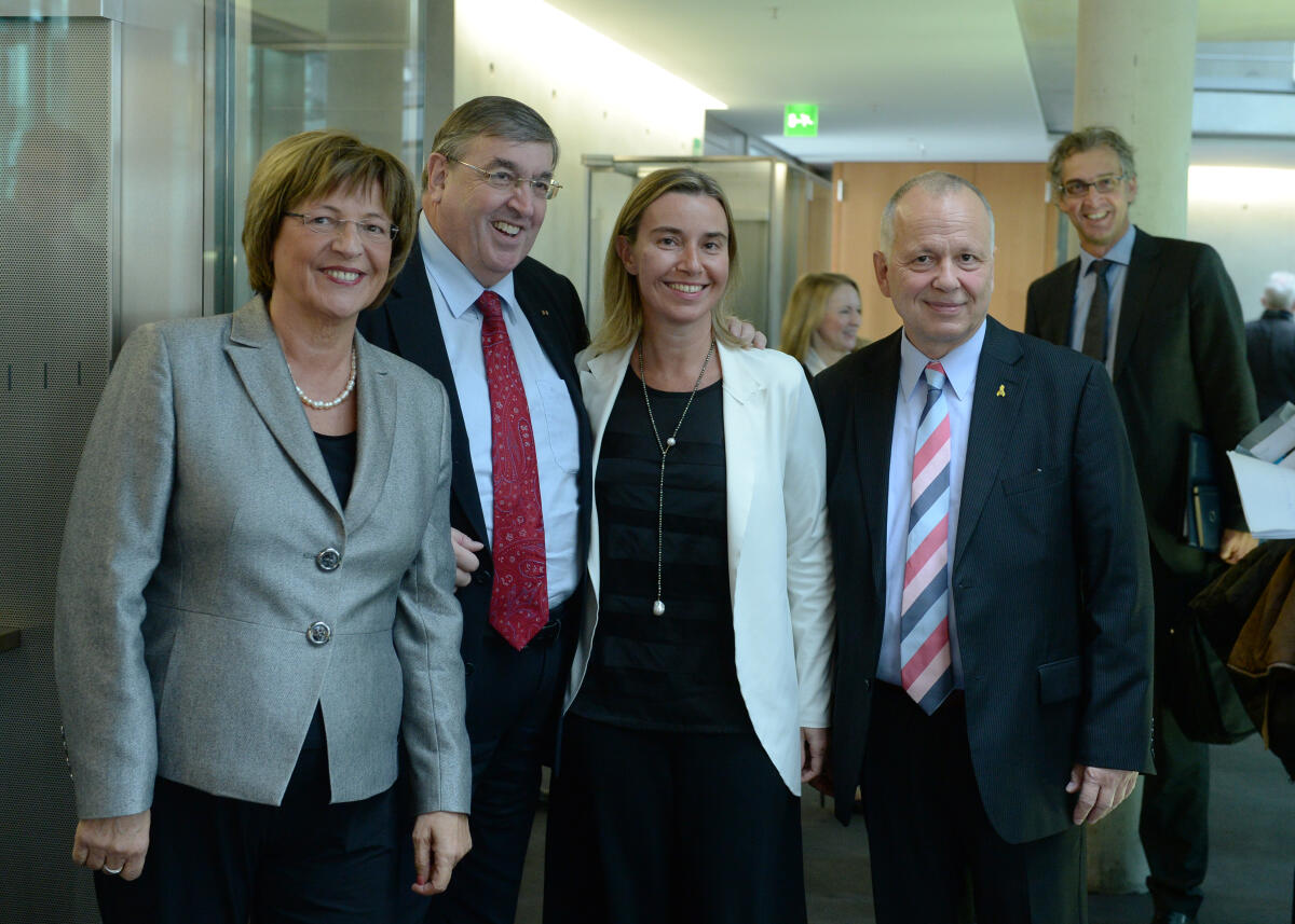Der Auswärtige Ausschuss des Deutschen Bundestages hat die Hohe Vertreterin der EU für Außen- und Sicherheitspolitik und Vizepräsidentin der Europäischen Kommission, Federica Mogherini, (3.v.li), zu Gast. Die Sitzung, an der zahlreiche Mitglieder des Verteidigungsausschusses des Bundestages teil nehmen, wird vom Vorsitzenden des Auswärtigen Ausschusses, Norbert Röttgen, CDU/CSU, geleitet. Hier ein Gruppenfoto mit: Ulla Schmidt, (li), SPD, Bundestagsvizepräsidentin, Karl A. Lamers, (2.v.li), CDU/CSU, und Robert Hochbaum, (re), CDU/CSU, alle Mitglieder des Deutschen Bundestages. Mogherini, Federica; Schmidt, Ulla; Lamers, Karl A.; Hochbaum, Robert Der Auswärtige Ausschuss des Deutschen Bundestages hat die Hohe Vertreterin der EU für Außen- und Sicherheitspolitik und Vizepräsidentin der Europäischen Kommission, Federica Mogherini, (3.v.li), zu Gast. Die Sitzung, an der zahlreiche Mitglieder des Verteidigungsausschusses des Bundestages teil nehmen, wird vom Vorsitzenden des Auswärtigen Ausschusses, Norbert Röttgen, CDU/CSU, geleitet. Hier ein Gruppenfoto mit: Ulla Schmidt, (li), SPD, Bundestagsvizepräsidentin, Karl A. Lamers, (2.v.li), CDU/CSU, und Robert Hochbaum, (re), CDU/CSU, alle Mitglieder des Deutschen Bundestages.