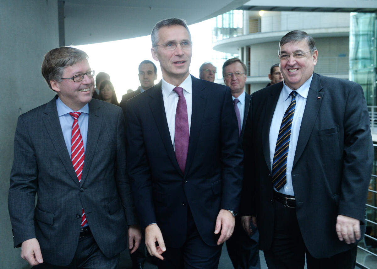 Bartels, Hans-Peter; Stoltenberg, Jens; Lamers, Karl A. Dr. Hans-Peter Bartels, (li), SPD, Vorsitzender des Verteidigungsausschusses des Deutschen Bundestages, empfängt den NATO-Generalsekretär Jens Stoltenberg, (mitte), der als Gast an der Ausschusssitzung teil nimmt. Rechts: Karl A. Lamers, CDU/CSU.