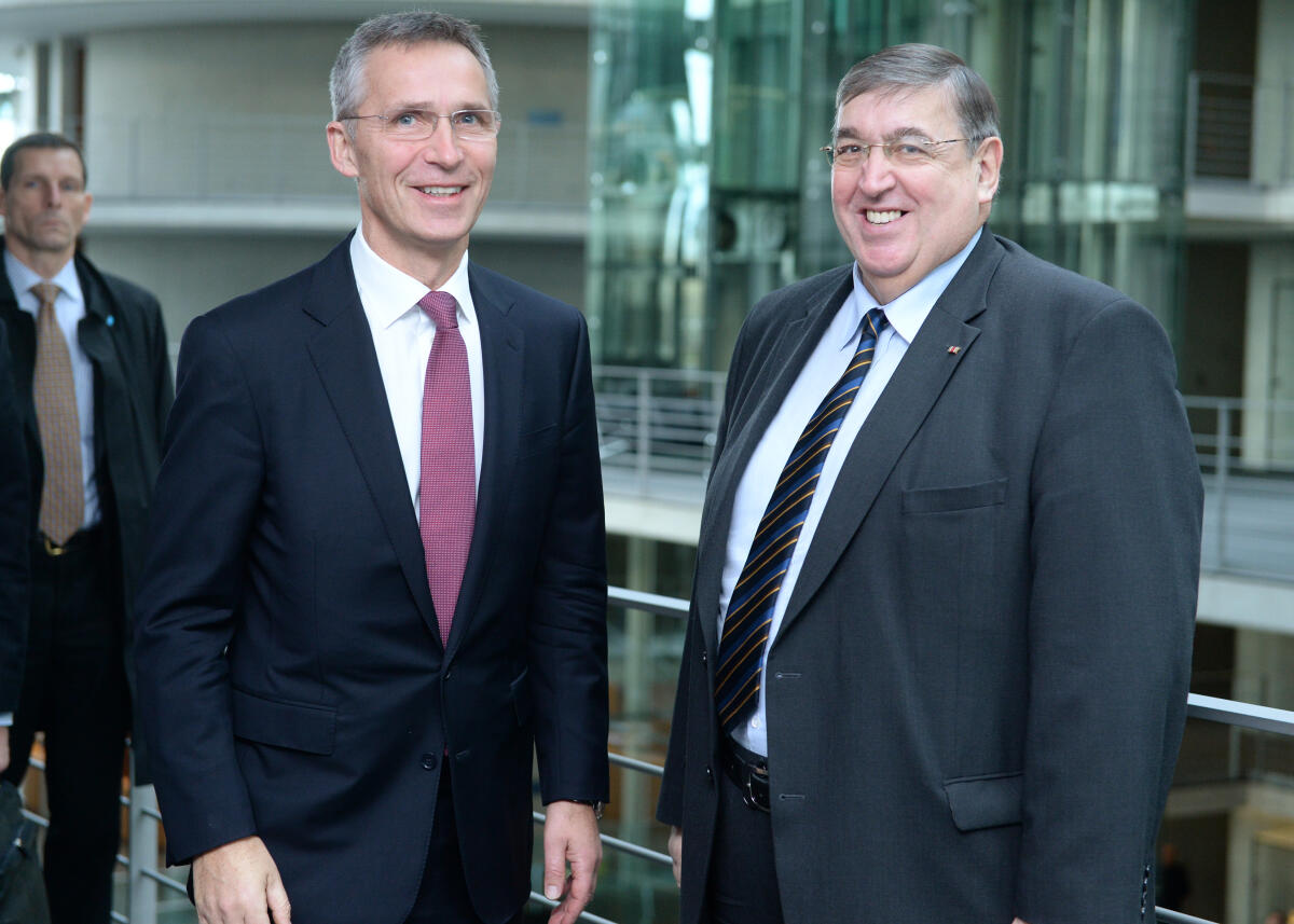 Stoltenberg, Jens; Lamers, Karl A. NATO-Generalsekretär Jens Stoltenberg, (li), nimmt als Gast an der Ausschusssitzung des Verteidigungsausschusses des Deutschen Bundestages teil. Karl A. Lamers, (re), CDU/CSU, begrüßt den Gast.