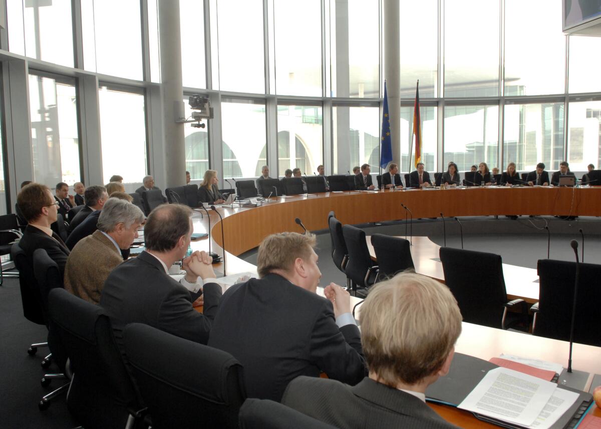 Bundesminister des Auswärtigen, Dr. Guido Westerwelle, FDP, zu Gast im Ausschuss für die Angelegenheiten der Europäischen Union des Deutschen Bundestages. Gunther Krichbaum, CDU/CSU, Vorsitzender des Ausschusses, leitet die Sitzung.; Übersicht, Bundesaussenminister, Fahne, Fahnen. Bundesminister des Auswärtigen, Dr. Guido Westerwelle, FDP, zu Gast im Ausschuss für die Angelegenheiten der Europäischen Union des Deutschen Bundestages. Gunther Krichbaum, CDU/CSU, Vorsitzender des Ausschusses, leitet die Sitzung.; Übersicht, Bundesaussenminister, Fahne, Fahnen.