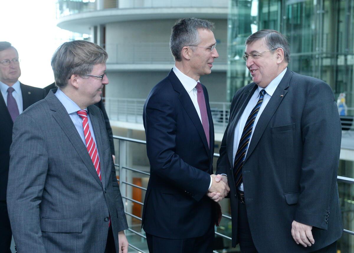 Bartels, Hans-Peter; Stoltenberg, Jens; Lamers, Karl A. Dr. Hans-Peter Bartels, (li), SPD, Vorsitzender des Verteidigungsausschusses des Deutschen Bundestages, empfängt den NATO-Generalsekretär Jens Stoltenberg, (mitte), der als Gast an der Ausschusssitzung teil nimmt. Rechts: Karl A. Lamers, CDU/CSU.