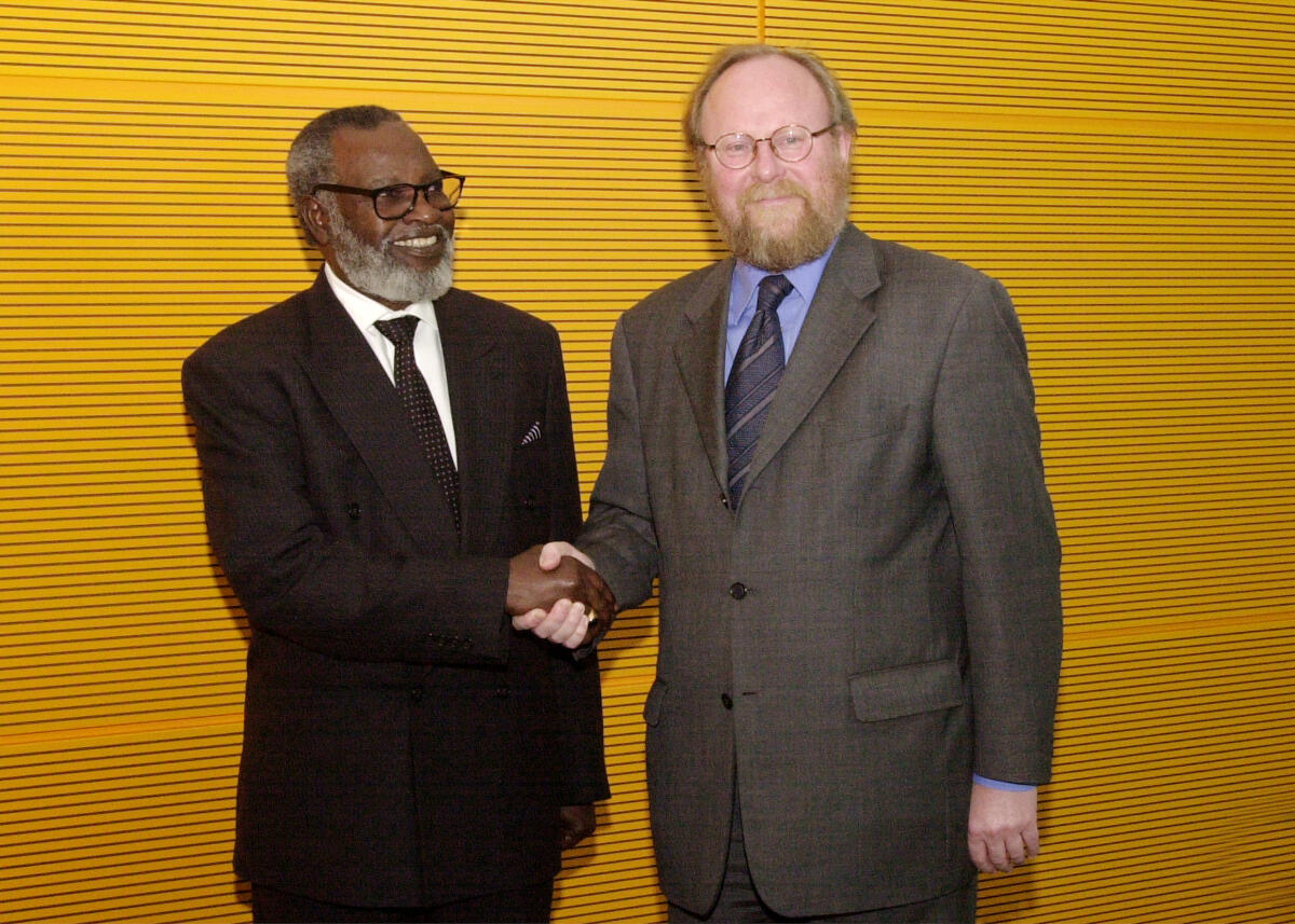 Thierse, Wolfgang; Nujoma, Sam Bundestagspräsident Wolfgang Thierse, SPD, (re.), empfängt den Präsidenten der Republik Namibia, Dr. Sam Nujoma, (li.).; Empfang