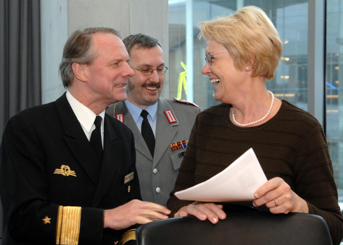 120 Offiziere des Generalstabslehrgangs der Führungsakademie der Bundeswehr besuchen unter der Leitung von Flotillenadmiral Hubertus von Puttkamer, (li), und Oberst im Generalstabsdienst Robert Sieger, (mitte), den Verteidigungsausschuss des Deutschen Bundestages. Dr. h. c. Susanne Kastner, SPD, Vorsitzende des Ausschusses, begrüßt die Gäste. Kastner, Susanne; Puttkamer, Hurbertus von; Sieger, Robert 120 Offiziere des Generalstabslehrgangs der Führungsakademie der Bundeswehr besuchen unter der Leitung von Flotillenadmiral Hubertus von Puttkamer, (li), und Oberst im Generalstabsdienst Robert Sieger, (mitte), den Verteidigungsausschuss des Deutschen Bundestages. Dr. h. c. Susanne Kastner, SPD, Vorsitzende des Ausschusses, begrüßt die Gäste.