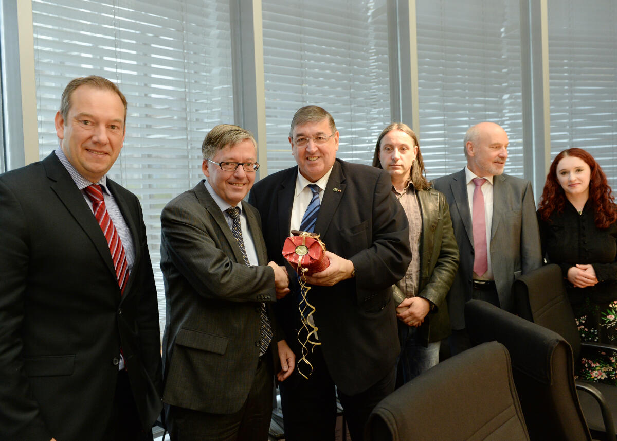 Dr. Hans-Peter Bartels, (2.v.li), SPD, bisheriger Vorsitzender des Verteidigungsausschusses des Deutschen Bundestages übergibt den Vorsitz an Wolfgang Hellmich, SPD. Dr. Karl A. Lamers, (3.v.li), CDU/CSU, leitet bis zur Übernahme durch den neuen Vorsitzenden die Sitzung. Henning Otte, (li), CDU/CSU, Alexander S. neu, (3.v.re), DIE LINKE, Rainer Arnold (2.v.re), SPD, Agnieszka Brugger, (re), Bündnis 90/Die Grünen. Hier übergibt Lamers an Bartels ein "Abschiedsgeschenk". Bartels, Hans-Peter; Lamers, Karl A.; Otte, Henning; Arnold, Rainer; Brugger, Agnieszka; Neu, Alexander S. Dr. Hans-Peter Bartels, (2.v.li), SPD, bisheriger Vorsitzender des Verteidigungsausschusses des Deutschen Bundestages übergibt den Vorsitz an Wolfgang Hellmich, SPD. Dr. Karl A. Lamers, (3.v.li), CDU/CSU, leitet bis zur Übernahme durch den neuen Vorsitzenden die Sitzung. Henning Otte, (li), CDU/CSU, Alexander S. neu, (3.v.re), DIE LINKE, Rainer Arnold (2.v.re), SPD, Agnieszka Brugger, (re), Bündnis 90/Die Grünen. Hier übergibt Lamers an Bartels ein "Abschiedsgeschenk".