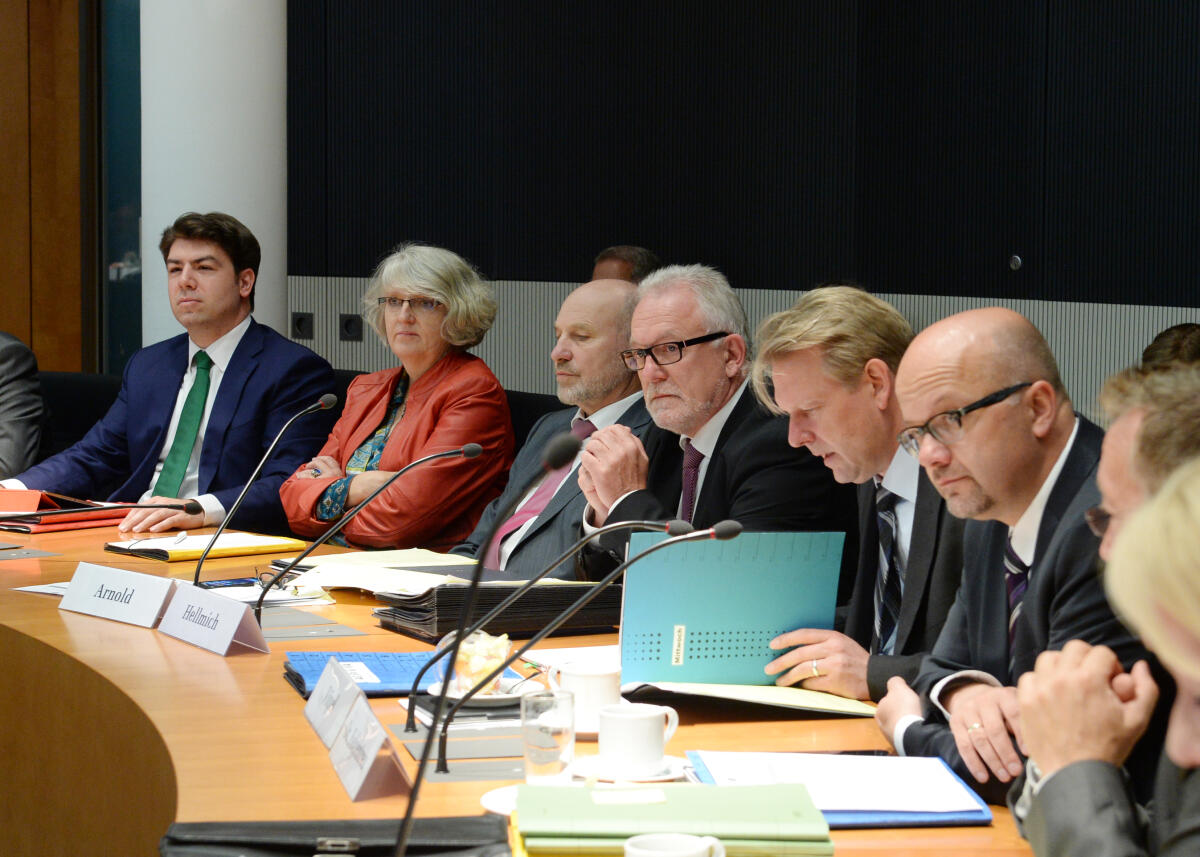 Dr. Hans-Peter Bartels, SPD, bisheriger Vorsitzender des Verteidigungsausschusses des Deutschen Bundestages übergibt den Vorsitz an Wolfgang Hellmich, (4.v.li), SPD. Dr. Karl A. Lamers, CDU/CSU, leitet bis zur Übernahme durch den neuen Vorsitzenden die Sitzung. Hellmich, Wolfgang Dr. Hans-Peter Bartels, SPD, bisheriger Vorsitzender des Verteidigungsausschusses des Deutschen Bundestages übergibt den Vorsitz an Wolfgang Hellmich, (4.v.li), SPD. Dr. Karl A. Lamers, CDU/CSU, leitet bis zur Übernahme durch den neuen Vorsitzenden die Sitzung.