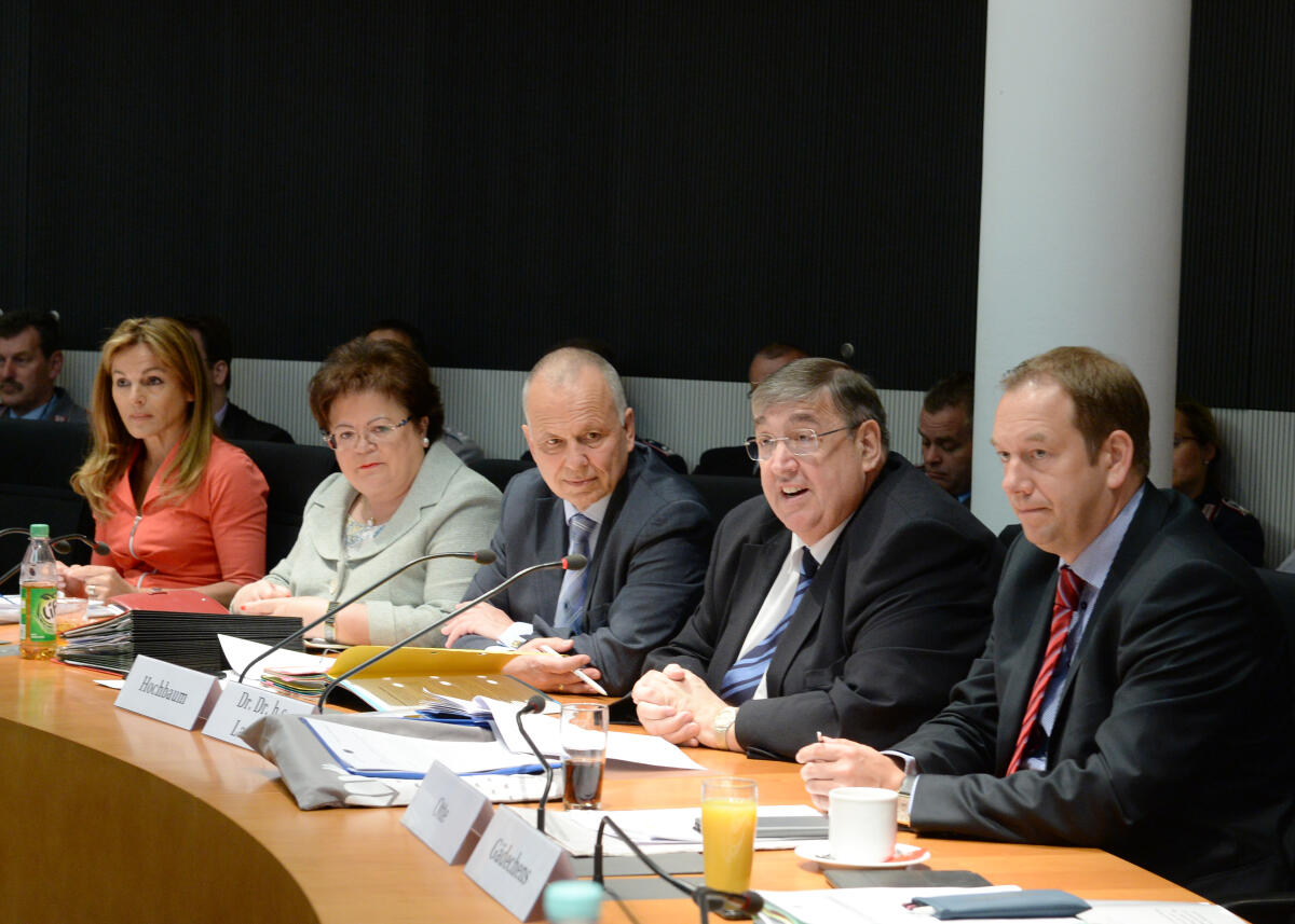 Lamers, Karl A. Dr. Hans-Peter Bartels, SPD, bisheriger Vorsitzender des Verteidigungsausschusses des Deutschen Bundestages übergibt den Vorsitz an Wolfgang Hellmich, SPD. Dr. Karl A. Lamers, (2.v.re), CDU/CSU, leitet bis zur Übernahme durch den neuen Vorsitzenden die Sitzung.