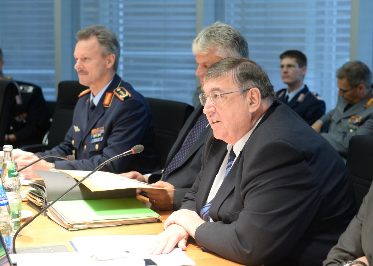 Dr. Hans-Peter Bartels, SPD, bisheriger Vorsitzender des Verteidigungsausschusses des Deutschen Bundestages übergibt den Vorsitz an Wolfgang Hellmich, SPD. Dr. Karl A. Lamers, (re), CDU/CSU, leitet bis zur Übernahme durch den neuen Vorsitzenden die Sitzung. Lamers, Karl A. Dr. Hans-Peter Bartels, SPD, bisheriger Vorsitzender des Verteidigungsausschusses des Deutschen Bundestages übergibt den Vorsitz an Wolfgang Hellmich, SPD. Dr. Karl A. Lamers, (re), CDU/CSU, leitet bis zur Übernahme durch den neuen Vorsitzenden die Sitzung.