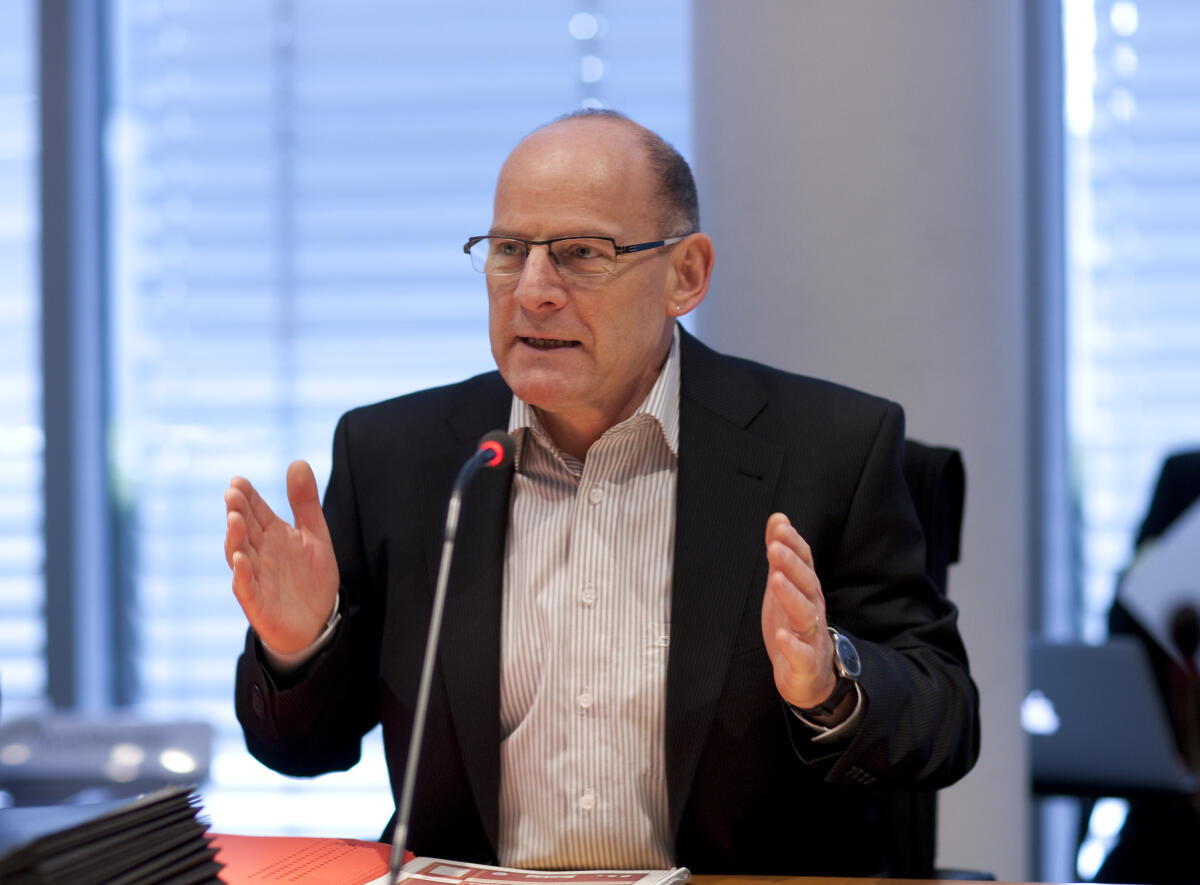 Hermann, Winfried Abgeordnete Winfried Herrmann, MdB, B90/GRÜNE eroeffnet die Sitzung des Ausschuss für Verkehr, Bau und Stadtentwicklung; Hermann, Ausschuss, Sitzung, gestikulierend
