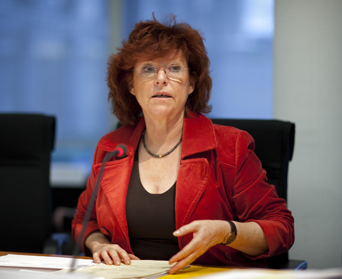 Die Vorsitzende Ulla Burchardt eröffnet die öffentliche Sitzung des Ausschusses für Bildung und Forschung.; Burchardt, Sitzung, Ausschuss, Vorsitzende Burchardt, Ulla Die Vorsitzende Ulla Burchardt eröffnet die öffentliche Sitzung des Ausschusses für Bildung und Forschung.; Burchardt, Sitzung, Ausschuss, Vorsitzende