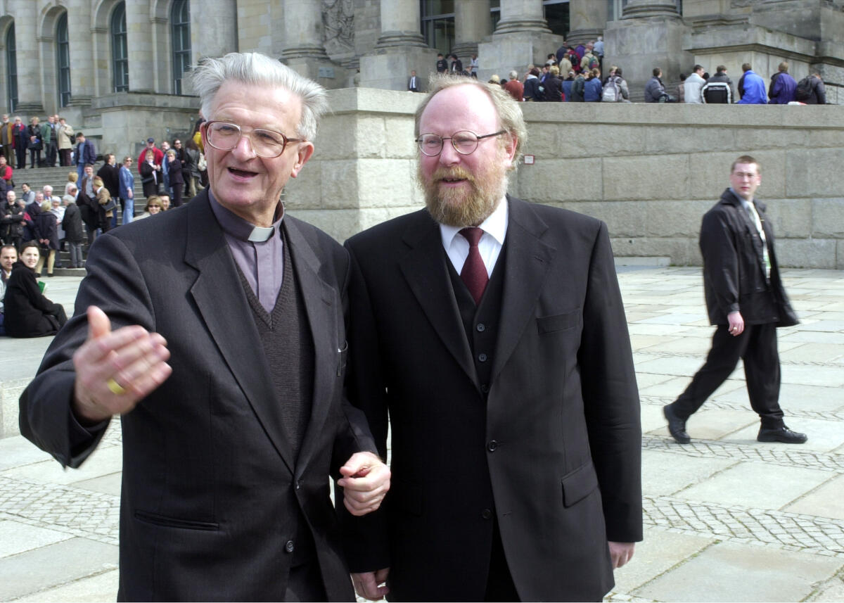 Bundestagspräsident Wolfgang Thierse, SPD, (r.), begrüßt eine Gruppe von Bischöfen aus Bolivien, unter der Leitung des Vorsitzenden der Bolivianischen Bischofskonferenz, Kardinal Julio Terrazas.; Begrüßung, Bolivien, Bischöfe Thierse, Wolfgang; Terrazas, Julio Bundestagspräsident Wolfgang Thierse, SPD, (r.), begrüßt eine Gruppe von Bischöfen aus Bolivien, unter der Leitung des Vorsitzenden der Bolivianischen Bischofskonferenz, Kardinal Julio Terrazas.; Begrüßung, Bolivien, Bischöfe