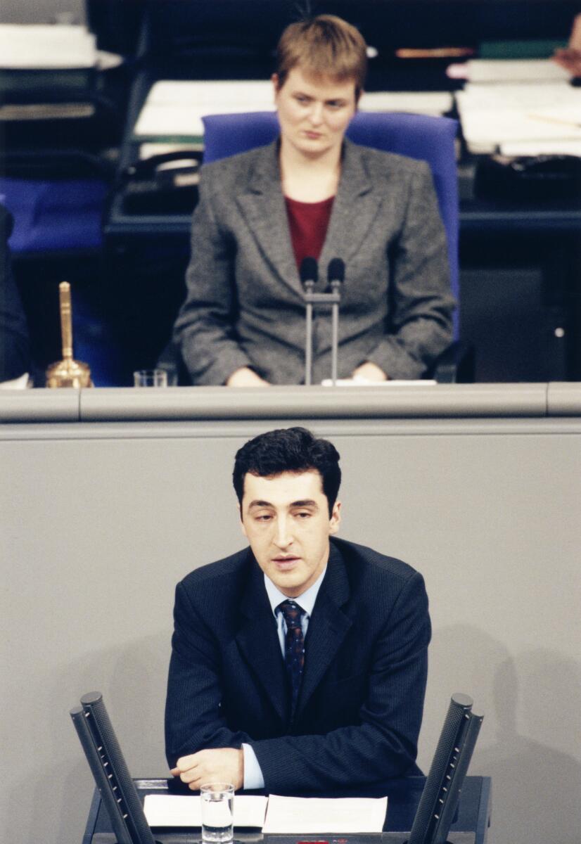 Cem Özdemir, Bündnis 90/Die Grünen, MdB, hält eine Rede im Deutschen Bundestag unter Vorsitz von Bundestagsvizepräsidentin Petra Bläss, PDS.; Bundestagsabgeordneter, Abgeordneter Özdemir, Cem; Bläss, Petra Cem Özdemir, Bündnis 90/Die Grünen, MdB, hält eine Rede im Deutschen Bundestag unter Vorsitz von Bundestagsvizepräsidentin Petra Bläss, PDS.; Bundestagsabgeordneter, Abgeordneter