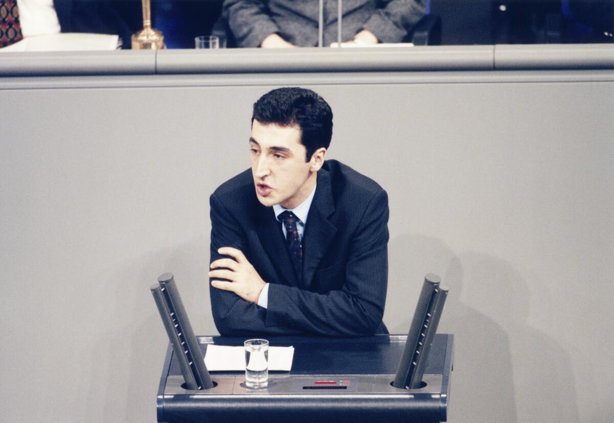 Cem Özdemir, Bündnis 90/Die Grünen, MdB, hält eine Rede im Deutschen Bundestag unter Vorsitz von Bundestagsvizepräsidentin Petra Bläss, PDS.; Bundestagsabgeordneter, Abgeordneter Özdemir, Cem Cem Özdemir, Bündnis 90/Die Grünen, MdB, hält eine Rede im Deutschen Bundestag unter Vorsitz von Bundestagsvizepräsidentin Petra Bläss, PDS.; Bundestagsabgeordneter, Abgeordneter