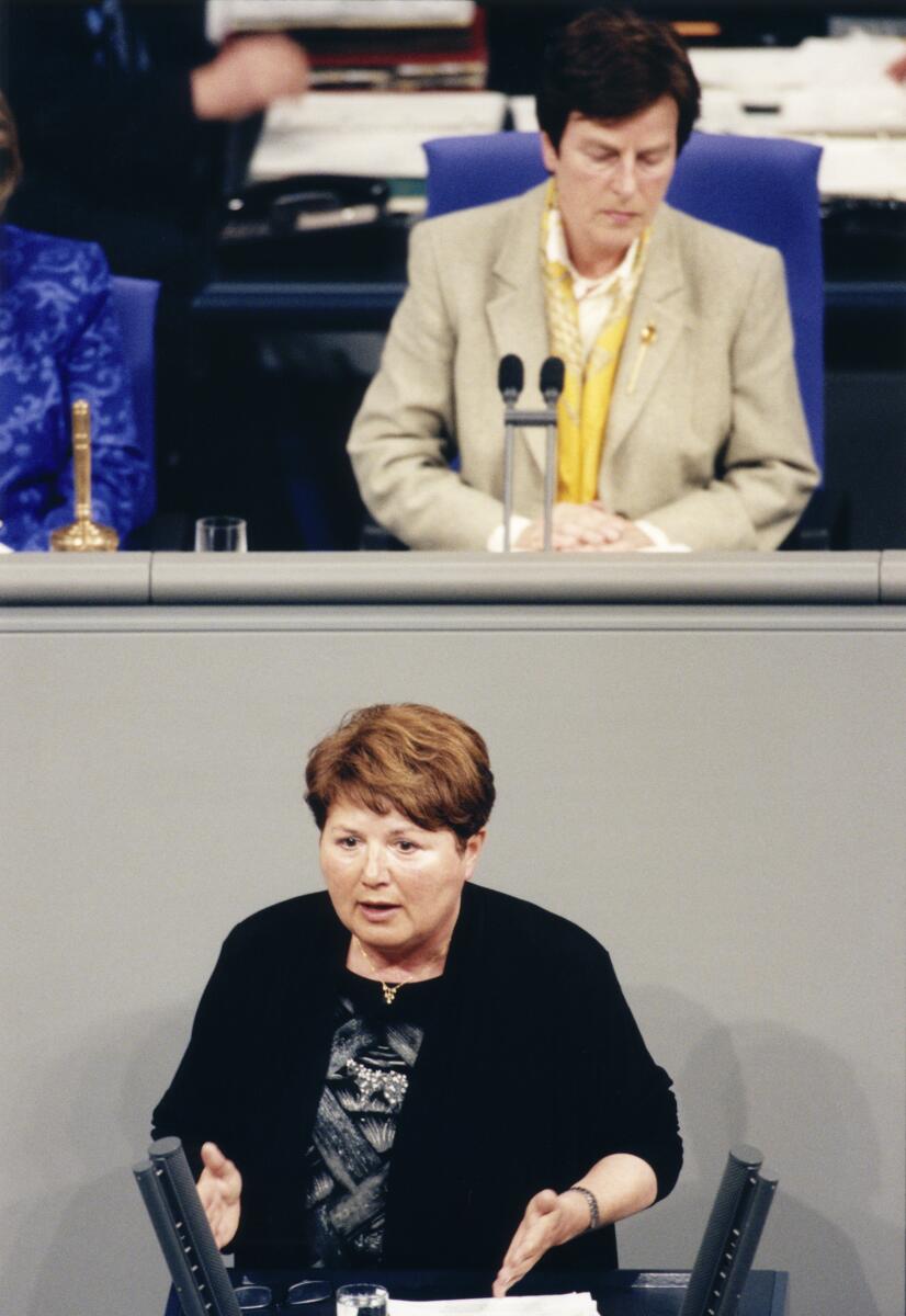 Onur, Leyla; Fuchs, Anke Leyla Onur, SPD, MdB, hält eine Rede im Deutschen Bundestag unter Vorsitz von Bundestagsvizepräsidentin Anke Fuchs, SPD, MdB.; Bundestagsabgeordnete, Abgeordnete, Gestik, gestikulieren, gestikulierend