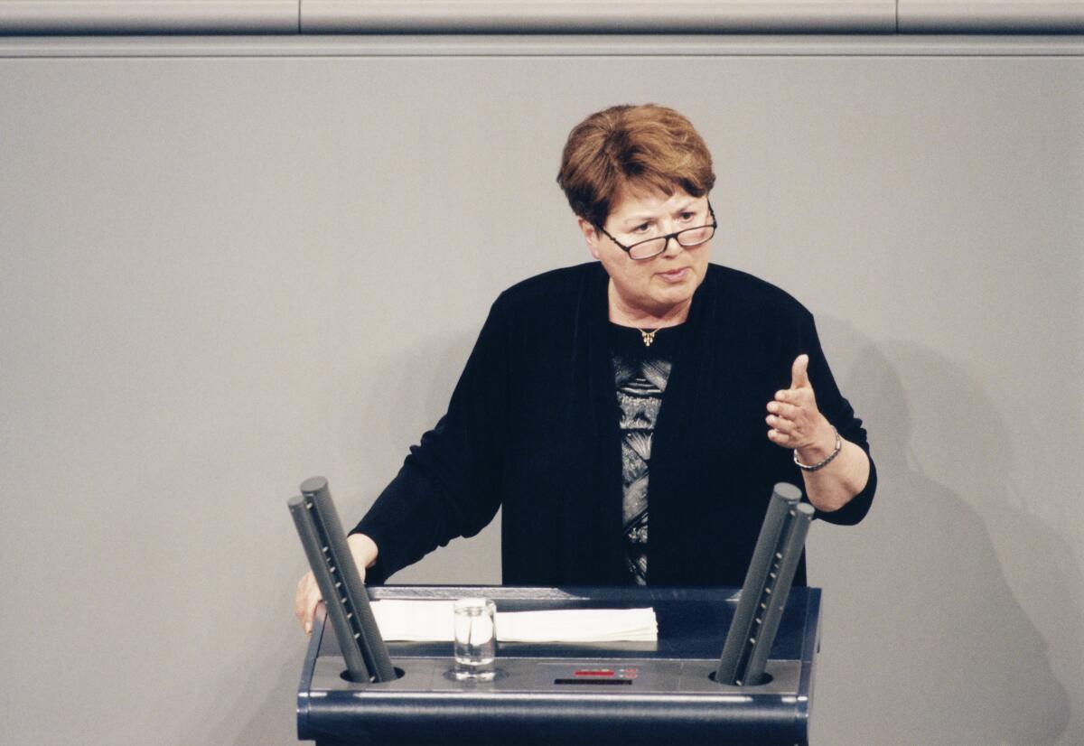 Leyla Onur, SPD, MdB, hält eine Rede im Deutschen Bundestag unter Vorsitz von Bundestagsvizepräsidentin Anke Fuchs, SPD, MdB.; Bundestagsabgeordnete, Abgeordnete, Gestik, gestikulieren, gestikulierend Onur, Leyla Leyla Onur, SPD, MdB, hält eine Rede im Deutschen Bundestag unter Vorsitz von Bundestagsvizepräsidentin Anke Fuchs, SPD, MdB.; Bundestagsabgeordnete, Abgeordnete, Gestik, gestikulieren, gestikulierend