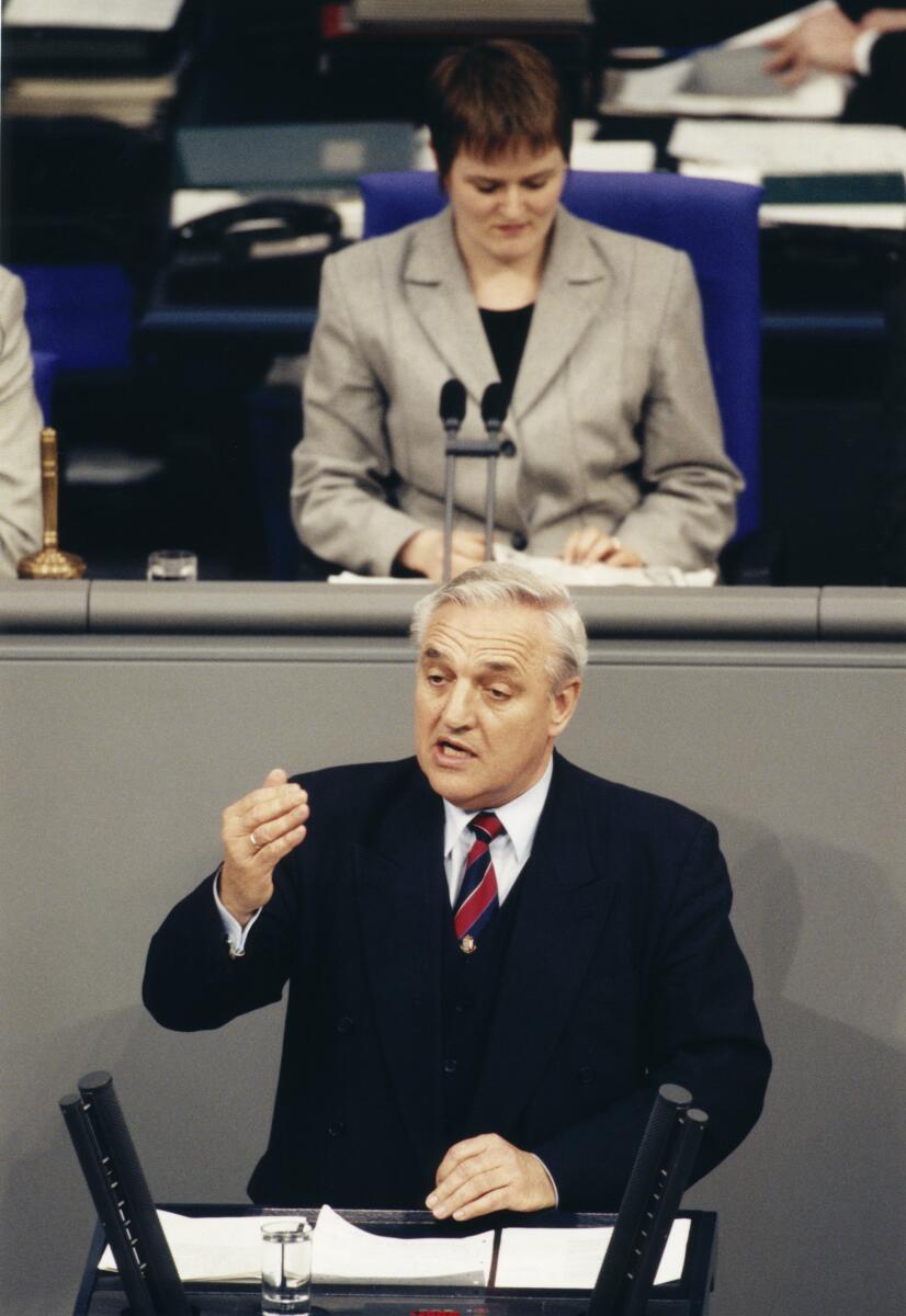 Opel, Manfred; Bläss, Petra Manfred Opel, SPD, MdB, hält eine Rede im Deutschen Bundestag unter Vorsitz von Bundestagsvizepräsidentin Petra Bläss, PDS.; Bundestagsabgeordneter, Abgeordneter, Gestik, gestikulieren, gestikulierend