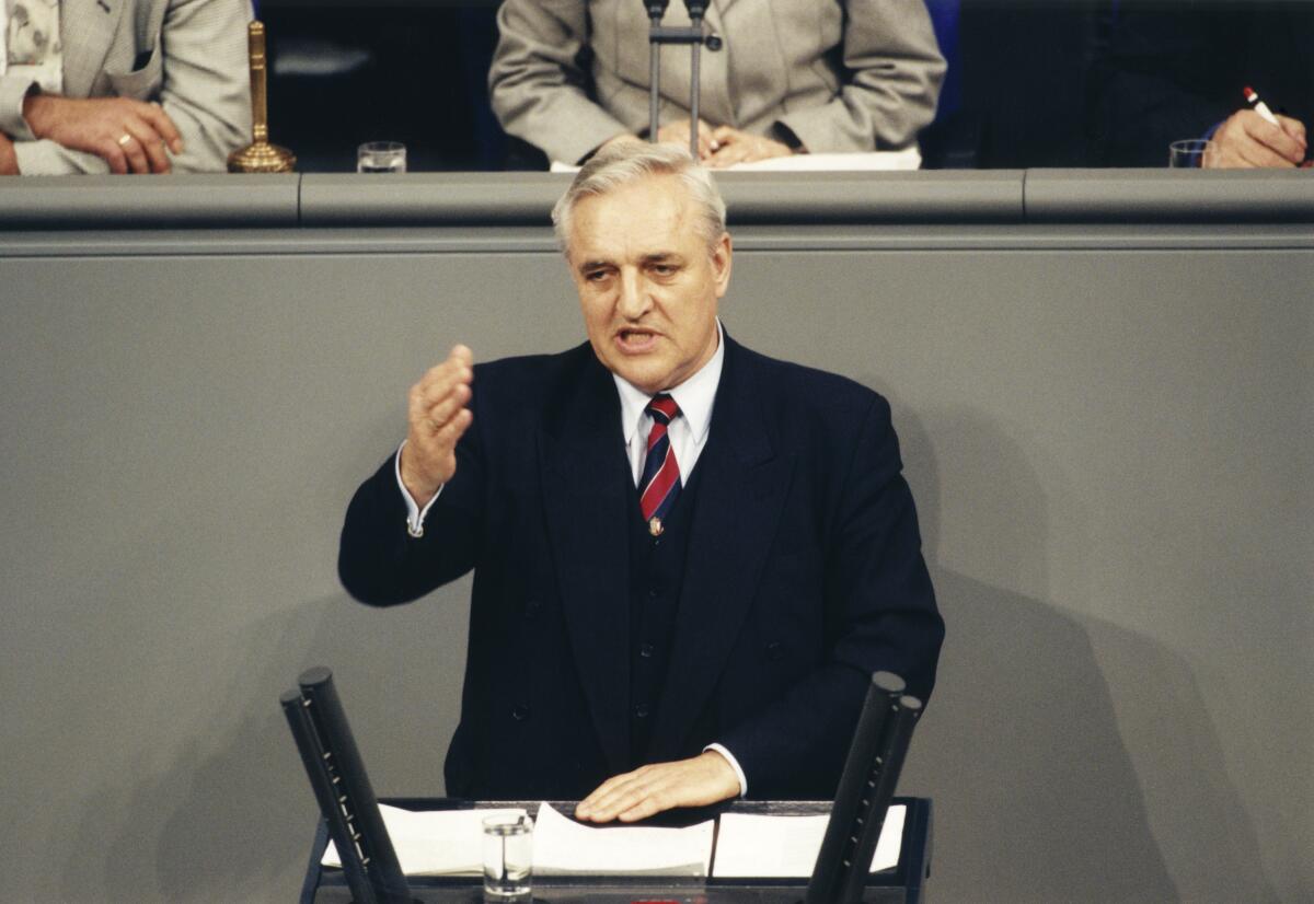 Manfred Opel, SPD, MdB, hält eine Rede im Deutschen Bundestag unter Vorsitz von Bundestagsvizepräsidentin Petra Bläss, PDS.; Bundestagsabgeordneter, Abgeordneter, Gestik, gestikulieren, gestikulierend Opel, Manfred Manfred Opel, SPD, MdB, hält eine Rede im Deutschen Bundestag unter Vorsitz von Bundestagsvizepräsidentin Petra Bläss, PDS.; Bundestagsabgeordneter, Abgeordneter, Gestik, gestikulieren, gestikulierend
