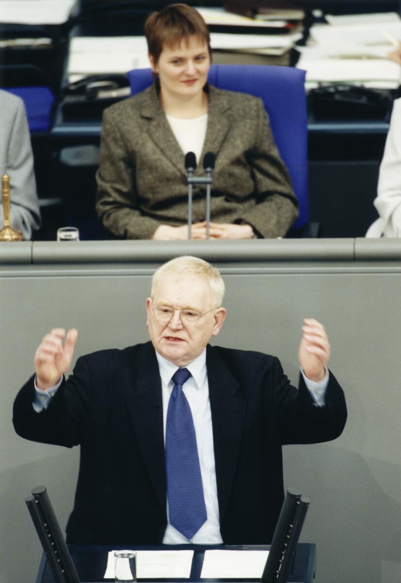 Friedrich Ost, CDU/CSU, MdB, hält eine Rede im Deutschen Bundestag unter Vorsitz von Bundestagsvizepräsidentin Petra Bläss, PDS.; Bundestagsabgeordneter, Abgeordneter, Gestik, gestikulieren, gestikulierend Ost, Friedrich; Bläss, Petra Friedrich Ost, CDU/CSU, MdB, hält eine Rede im Deutschen Bundestag unter Vorsitz von Bundestagsvizepräsidentin Petra Bläss, PDS.; Bundestagsabgeordneter, Abgeordneter, Gestik, gestikulieren, gestikulierend