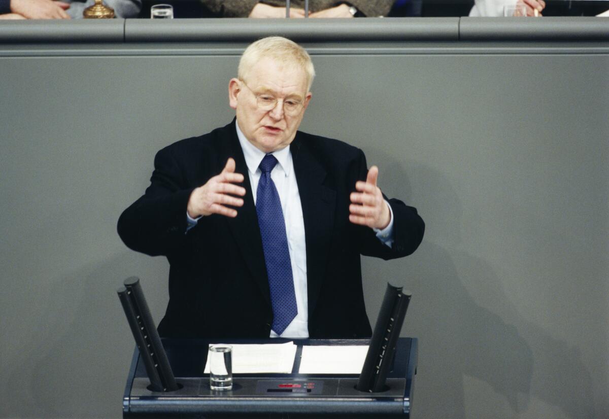 Friedrich Ost, CDU/CSU, MdB, hält eine Rede im Deutschen Bundestag unter Vorsitz von Bundestagsvizepräsidentin Petra Bläss, PDS.; Bundestagsabgeordneter, Abgeordneter, Gestik, gestikulieren, gestikulierend Ost, Friedrich Friedrich Ost, CDU/CSU, MdB, hält eine Rede im Deutschen Bundestag unter Vorsitz von Bundestagsvizepräsidentin Petra Bläss, PDS.; Bundestagsabgeordneter, Abgeordneter, Gestik, gestikulieren, gestikulierend