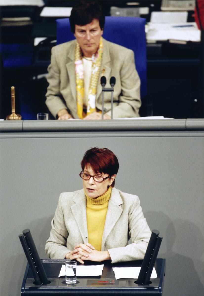 Christine Ostrowski, PDS, MdB, hält eine Rede im Deutschen Bundestag unter Vorsitz von Bundestagsvizepräsidentin Anke Fuchs, SPD, MdB.; Bundestagsabgeordnete, Abgeordnete Ostrowski, Christine; Fuchs, Anke Christine Ostrowski, PDS, MdB, hält eine Rede im Deutschen Bundestag unter Vorsitz von Bundestagsvizepräsidentin Anke Fuchs, SPD, MdB.; Bundestagsabgeordnete, Abgeordnete