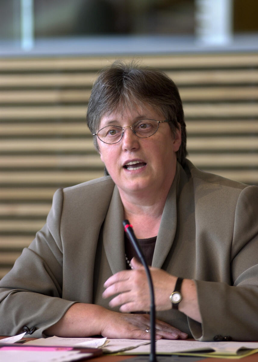 Lüth, Heidemarie Pressekonferenz, Jahresbericht 2001 des Petitionsausschuss,; Heidemarie Lüth, PDS, Ausschussvorsitzende.